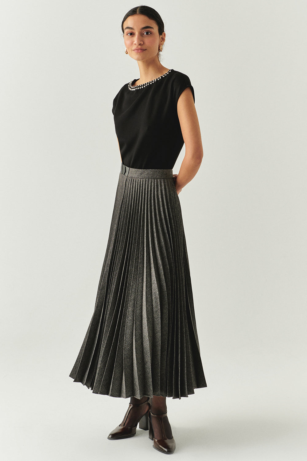 Exquise-Taş Detaylı Kayık Yaka Kolsuz Regular Siyah örme Bluz-BLUZ-2-Milagron.com