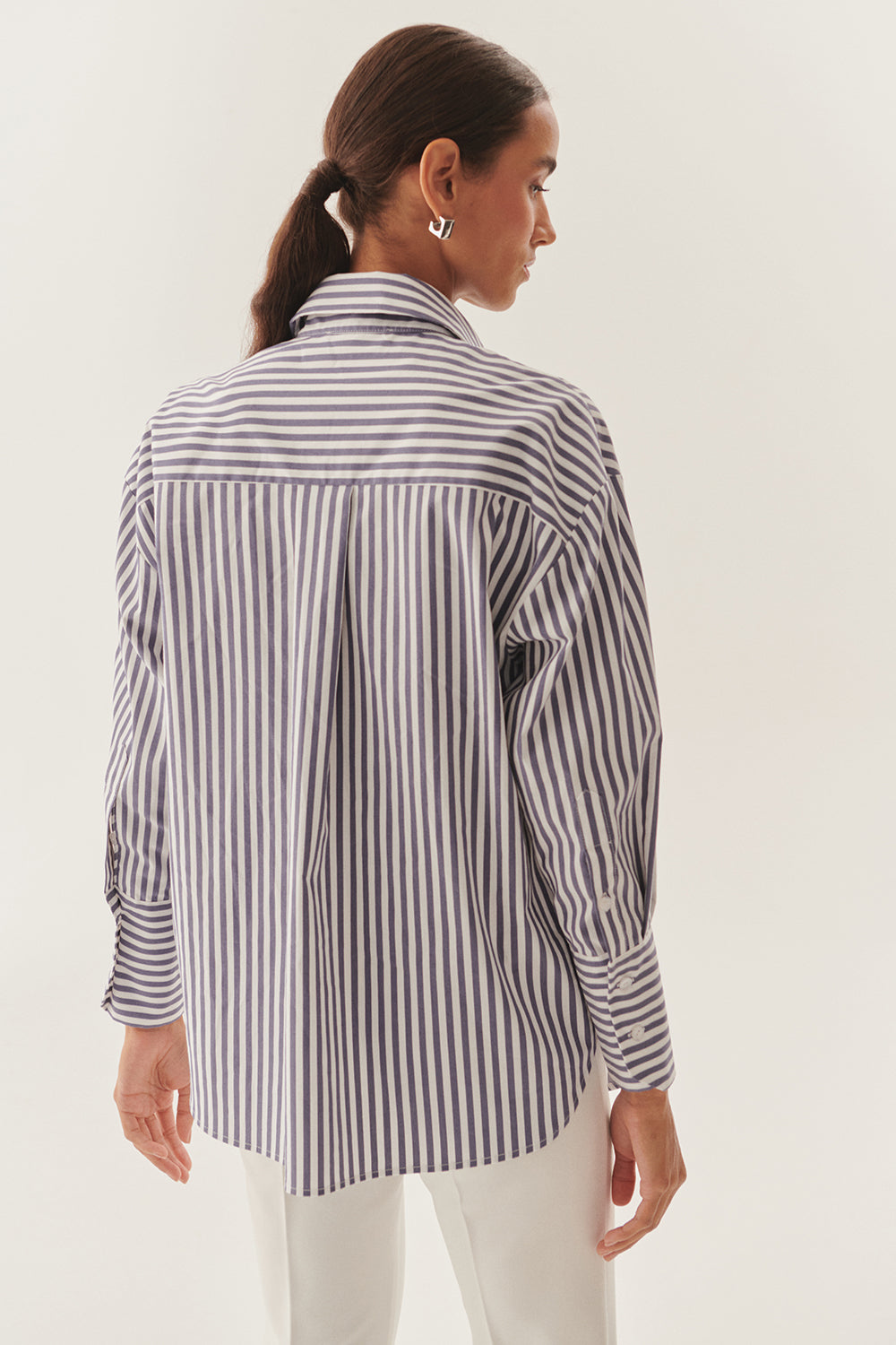 Exquise-Taş İşleme Detaylı Lacivert Beyaz Oversize çizgili Poplin Gömlek-Gömlek-11-Milagron.com