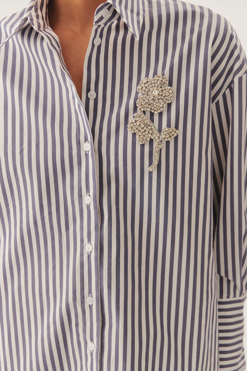 Exquise-Taş İşleme Detaylı Lacivert Beyaz Oversize çizgili Poplin Gömlek-Gömlek-12-Milagron.com