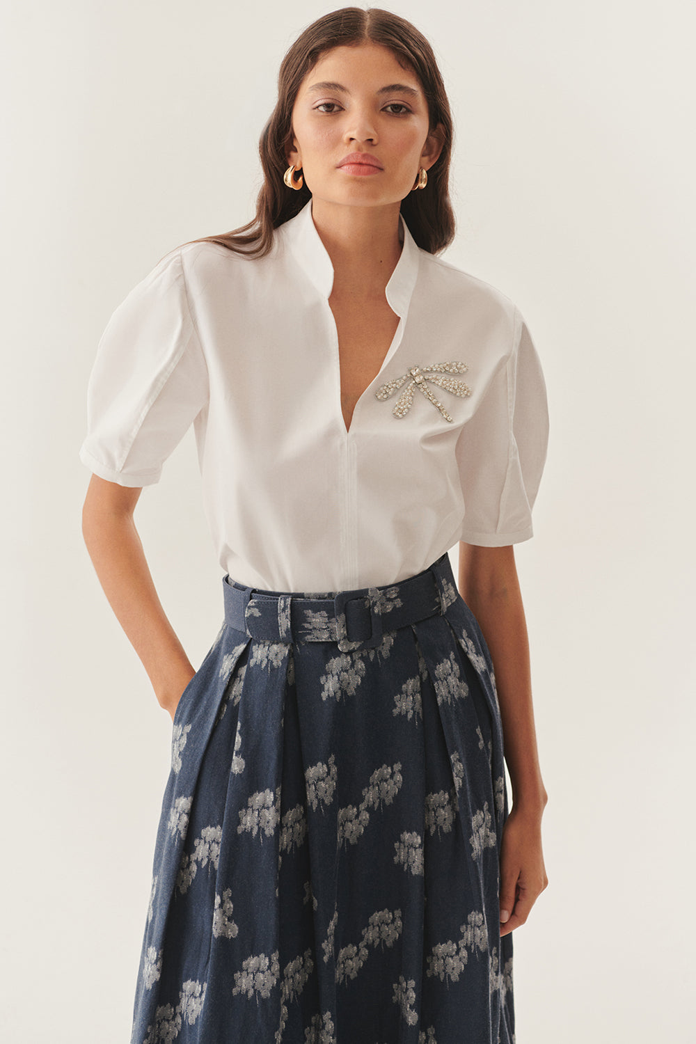 Exquise-Taş İşlemeli Hakim Yaka Pamuklu Rahat Kalıp Beyaz Bluz-Bluz-1-Milagron.com