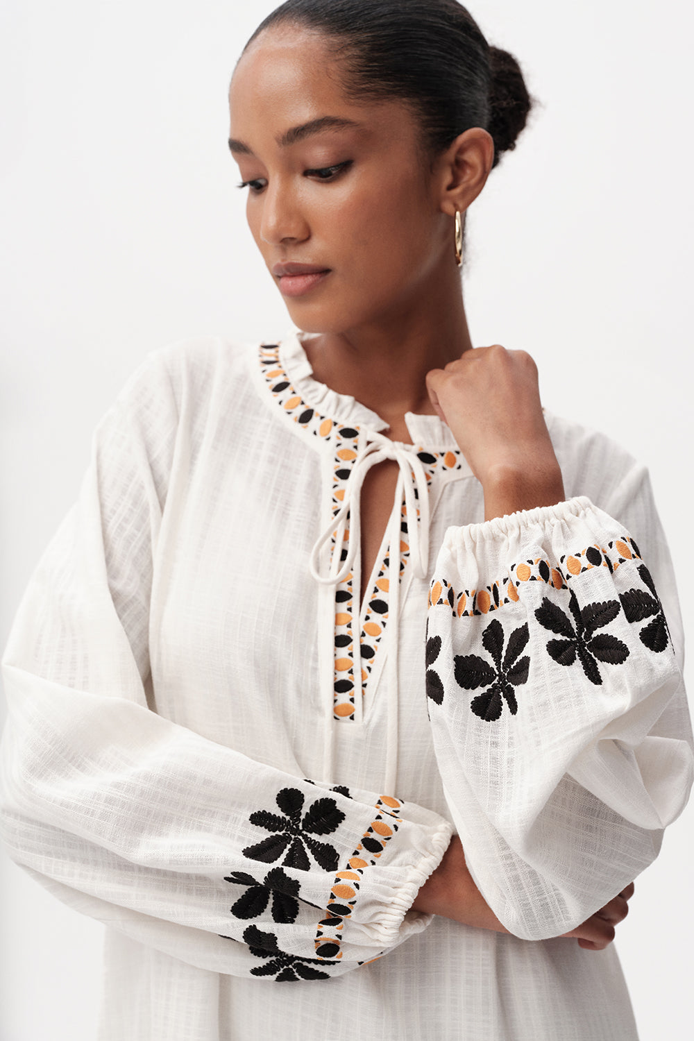 Uzun Kollu Yakası Bağcıklı İŞlemeli Regular Midi Ekru Elbise