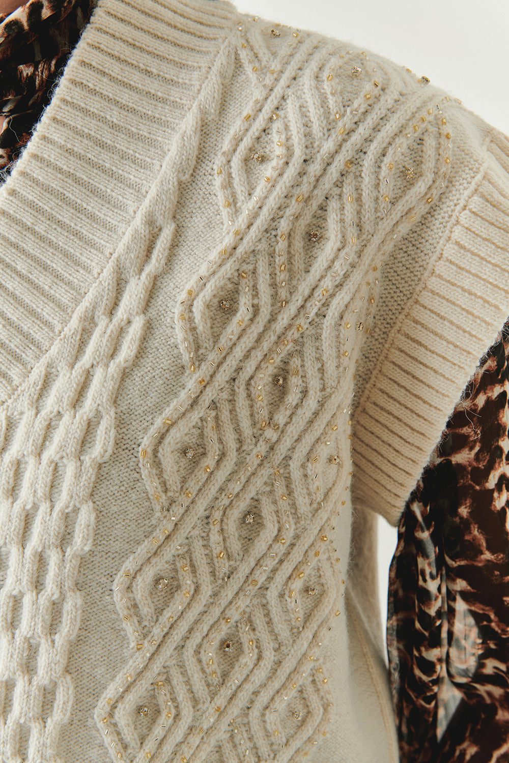 Exquise-V Yaka Taş İşlemeli Kolsuz Oversize Triko Ekru Süveter-SÜVETER-3-Milagron.com