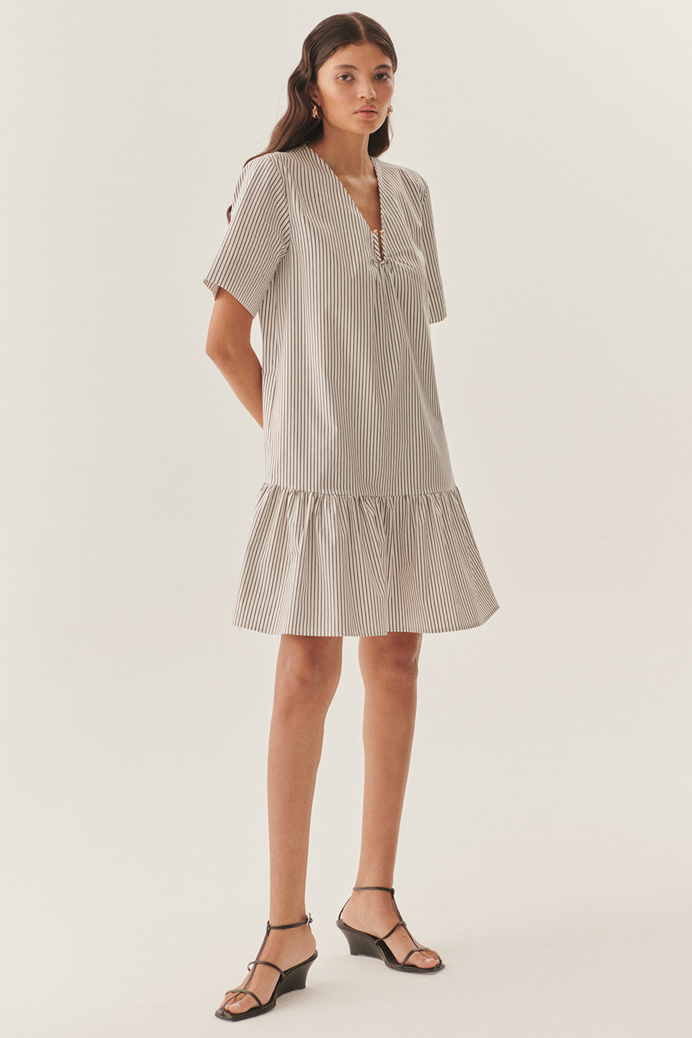 Exquise-Yakası Toka Detaylı Pileli Rahat Kesim Çizgili Pamuklu Elbise-Elbise-2-Milagron.com