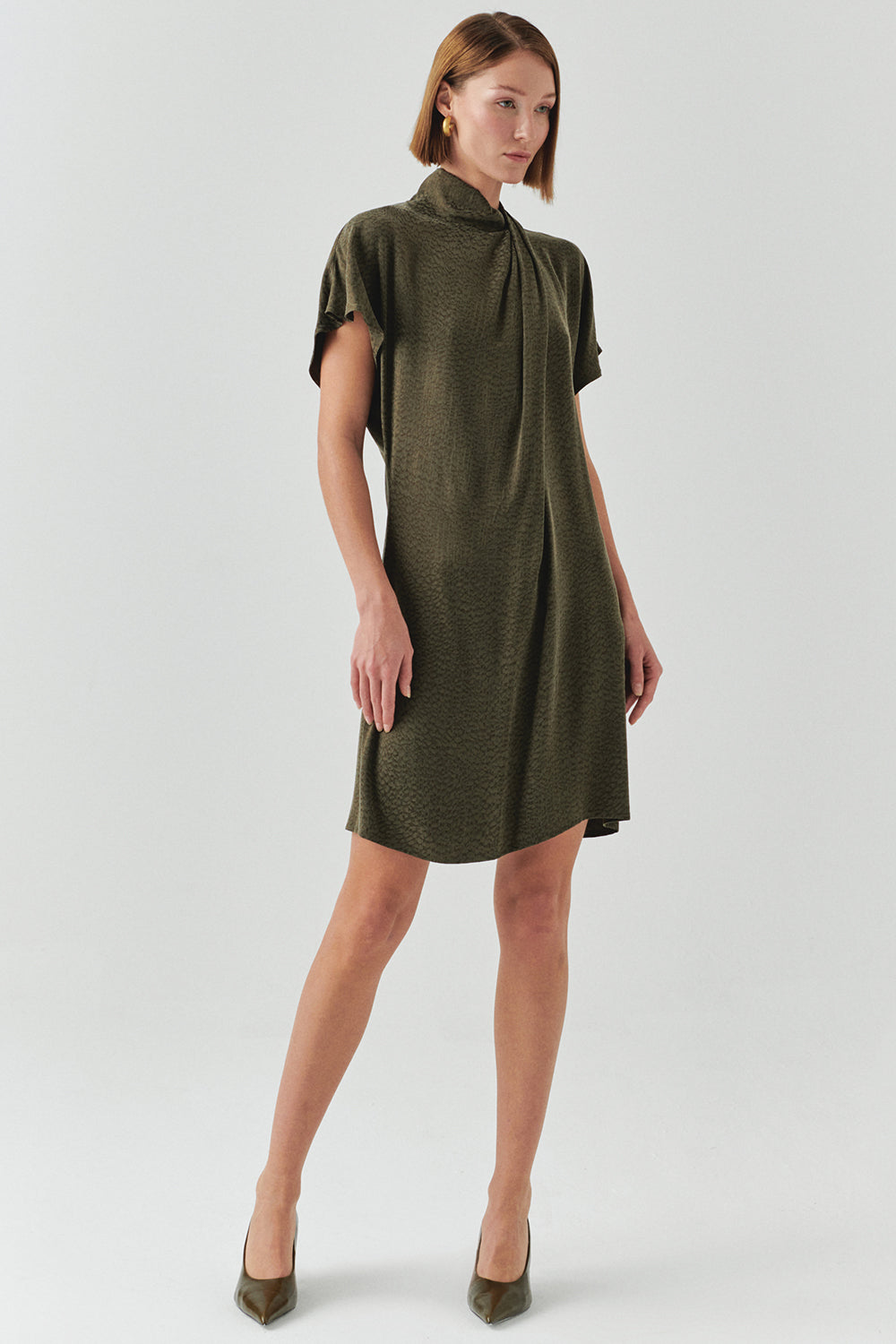 Exquise-Yüksek Yaka Düşük Omuzlu Jakarlı Leopar Regular Mini Elbise-ELBİSE-1-Milagron.com