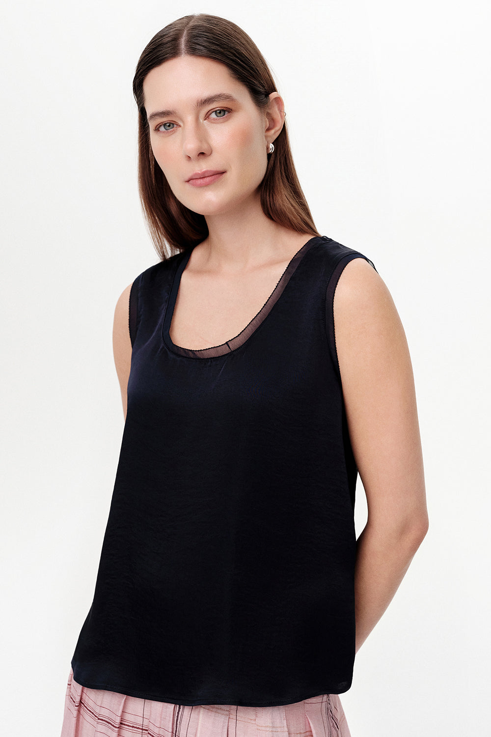 Exquise-Yuvarlak Yaka Saten Yüzeyli Ajurlu Regular Bluz – Laci̇vert-Bluz-2-Milagron.com