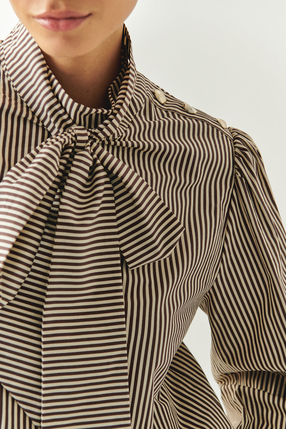 Exquise-çizgili Omuzu Düğme Detaylı Fularlı Uzun Kollu Kahve Bluz-BLUZ-3-Milagron.com