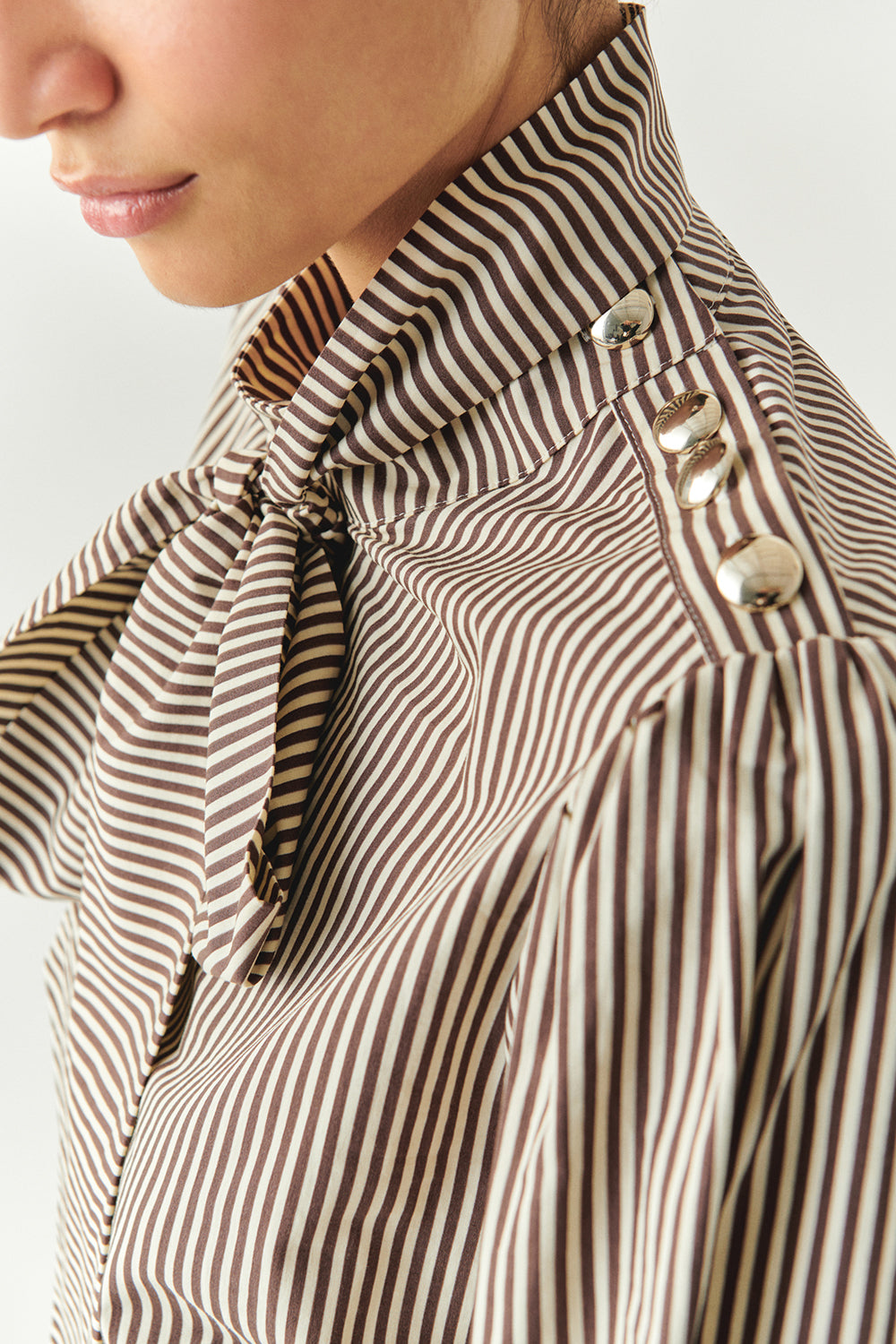 Exquise-çizgili Omuzu Düğme Detaylı Fularlı Uzun Kollu Kahve Bluz-BLUZ-4-Milagron.com