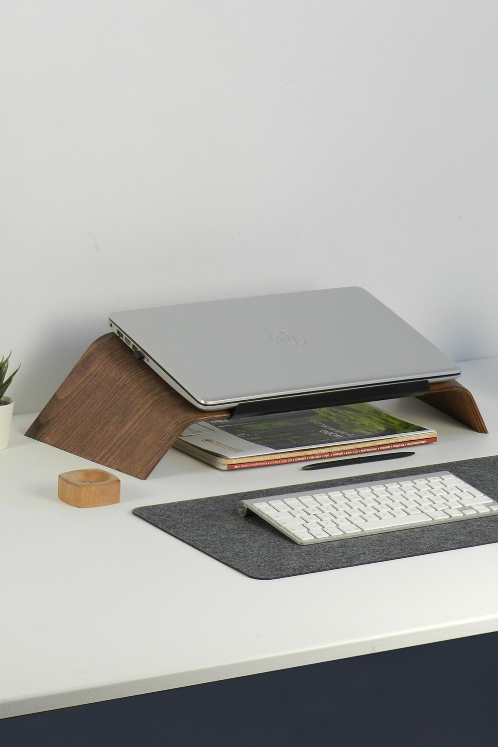 Fagus Wood-Doğal Ağaç Laptop Masa Standı ve Yükseltici Notebook Tutucu (Ceviz)-Laptop Standı-2-Milagron.com