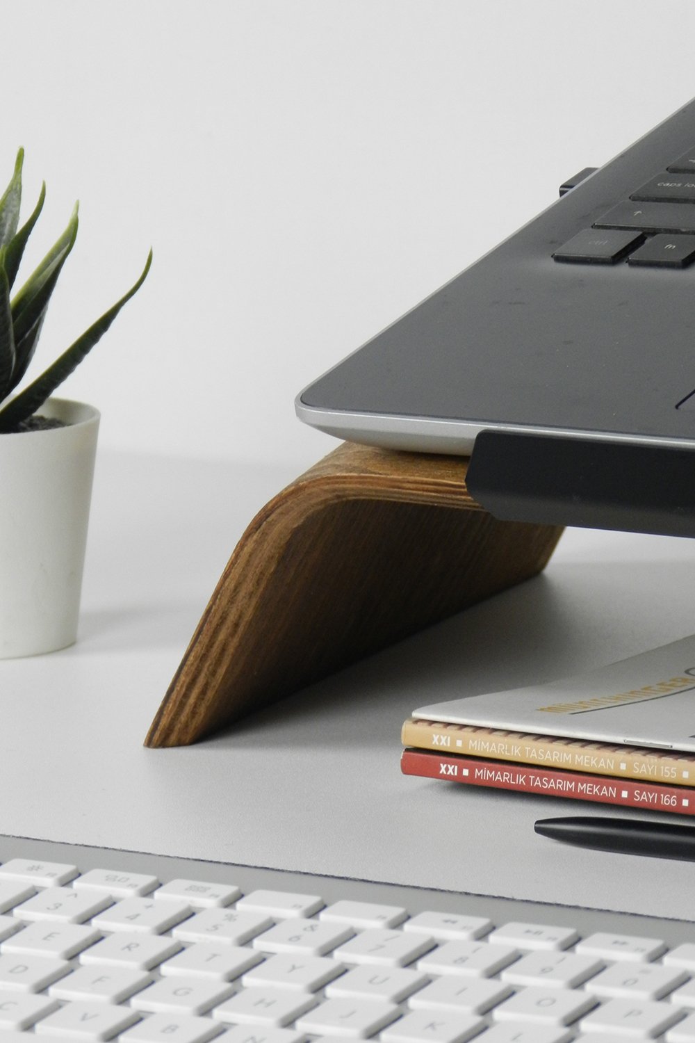 Fagus Wood-Doğal Ağaç Laptop Masa Standı ve Yükseltici Notebook Tutucu (Ceviz)-Laptop Standı-3-Milagron.com
