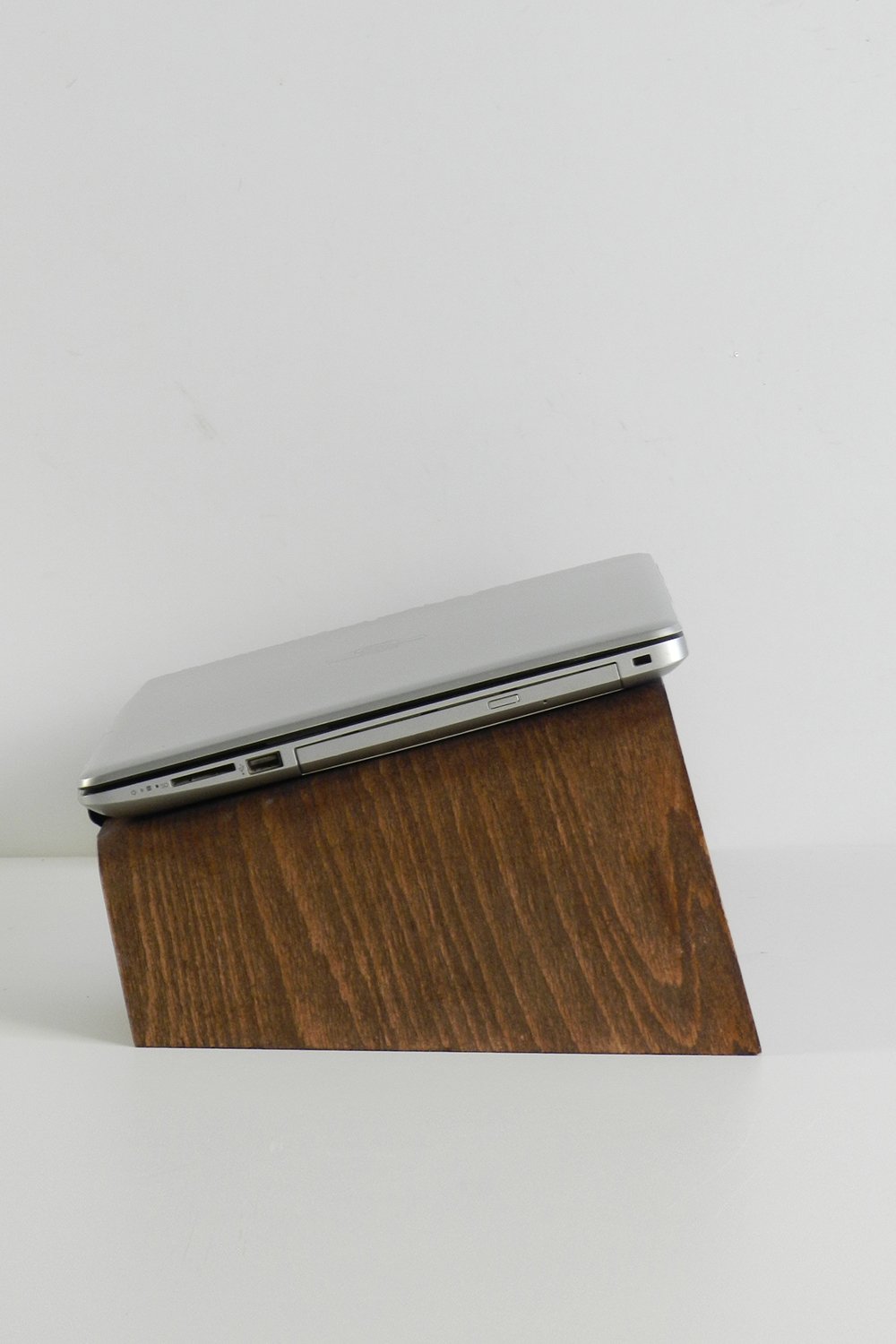 Fagus Wood-Doğal Ağaç Laptop Masa Standı ve Yükseltici Notebook Tutucu (Ceviz)-Laptop Standı-7-Milagron.com