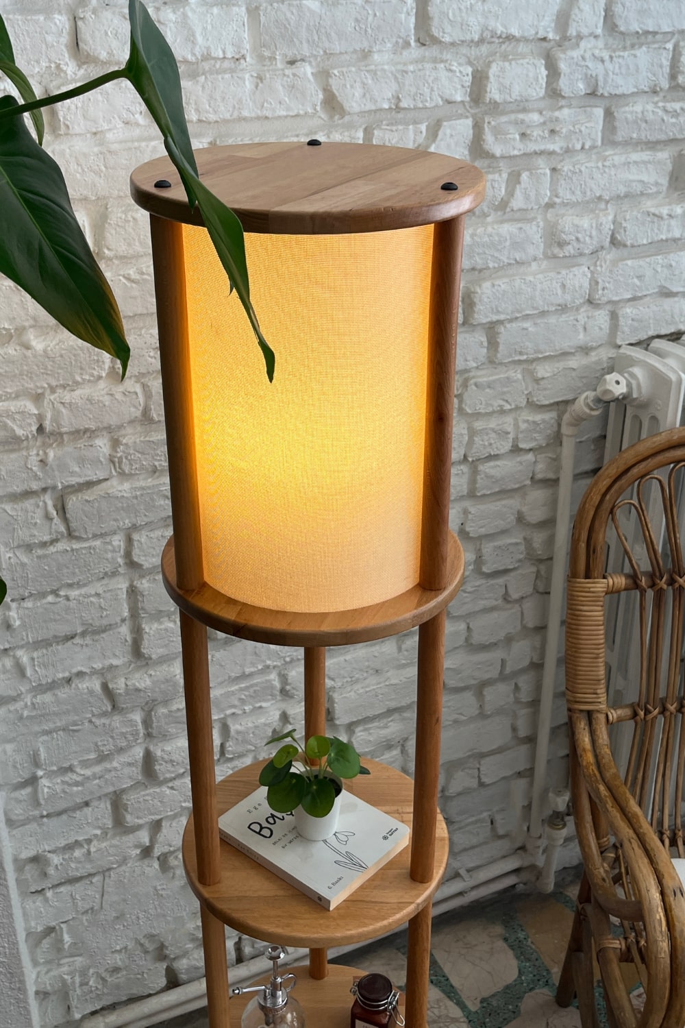 Fagus Wood-Lona Raflı Lambader, 3 Katlı Ahşap Zemin Aydınlatması, Keten Abajurlu Masif Modern Dekoratif Lamba-Lambader-4-Milagron.com