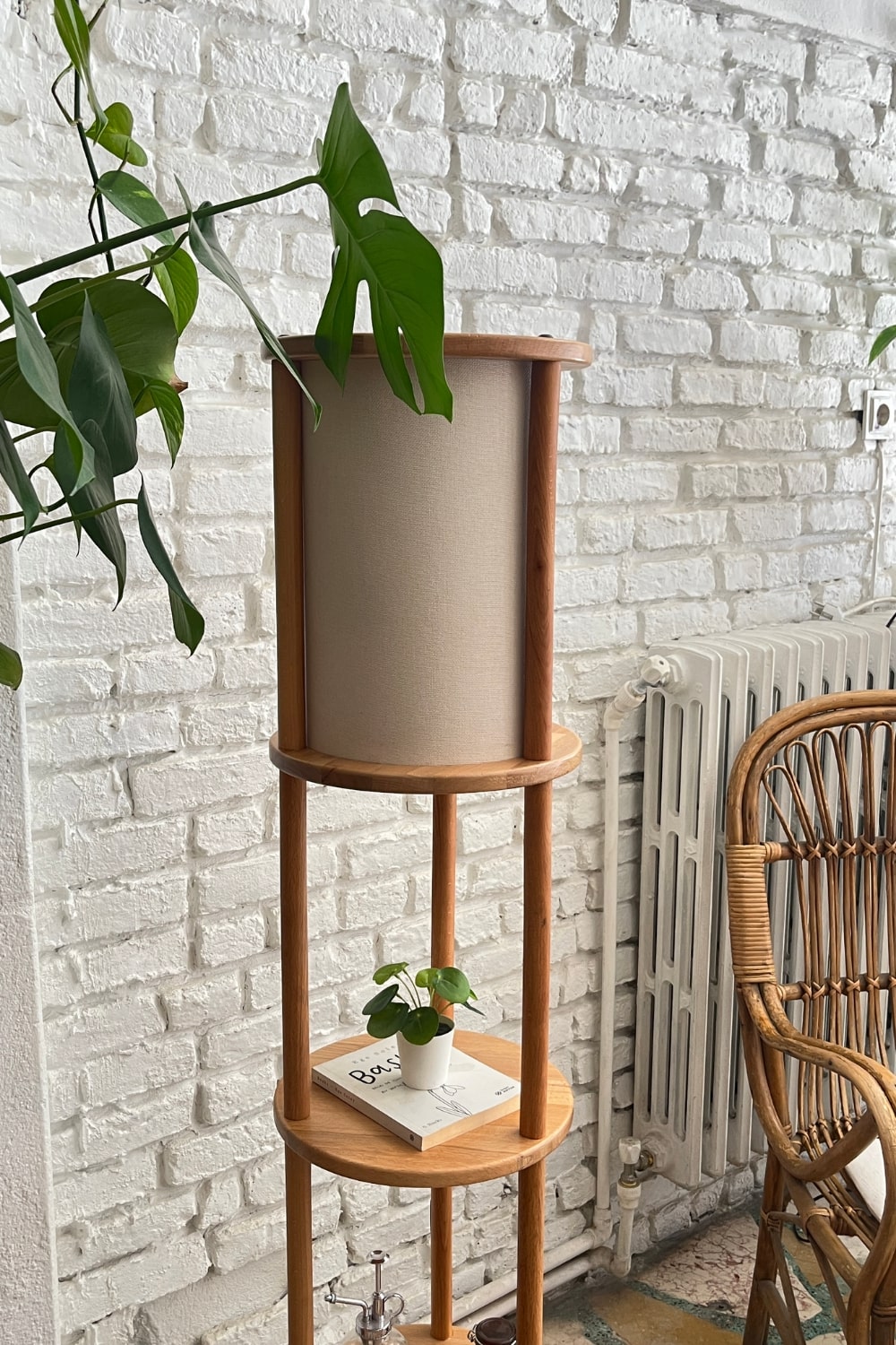 Fagus Wood-Lona Raflı Lambader, 3 Katlı Ahşap Zemin Aydınlatması, Keten Abajurlu Masif Modern Dekoratif Lamba-Lambader-5-Milagron.com