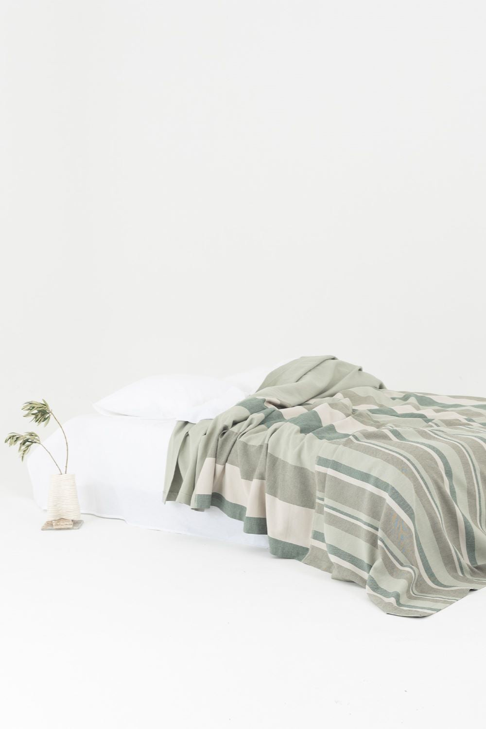 FineGrid-HUES NR.3 Yatak Örtüsü-Yatak Örtüsü-1-Milagron.com