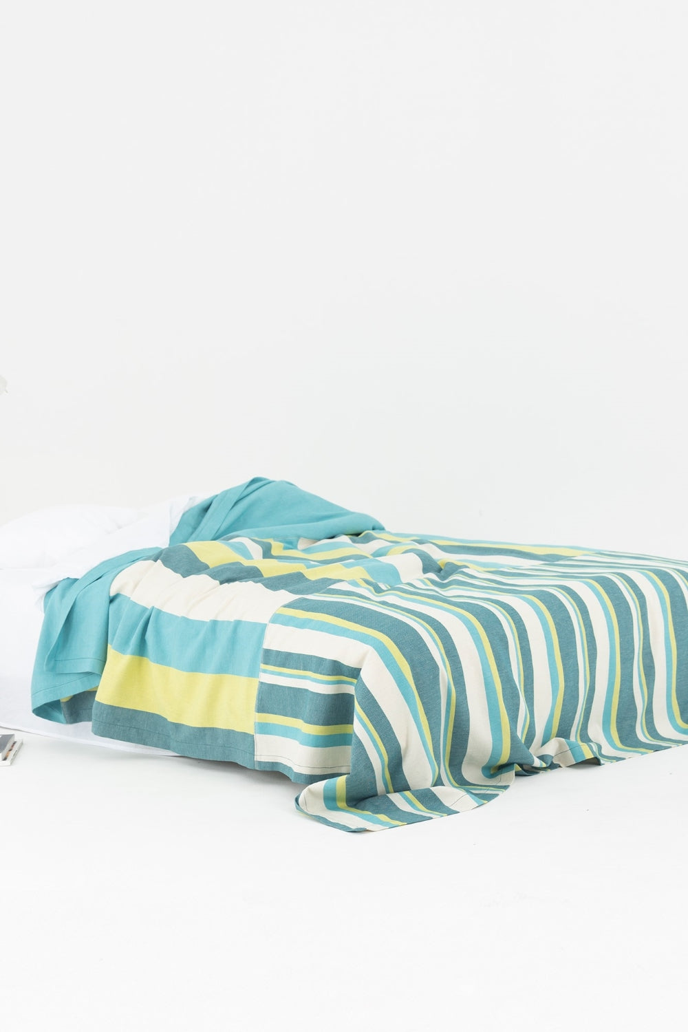 FineGrid-HUES NR.4 Yatak Örtüsü-Yatak Örtüsü-1-Milagron.com