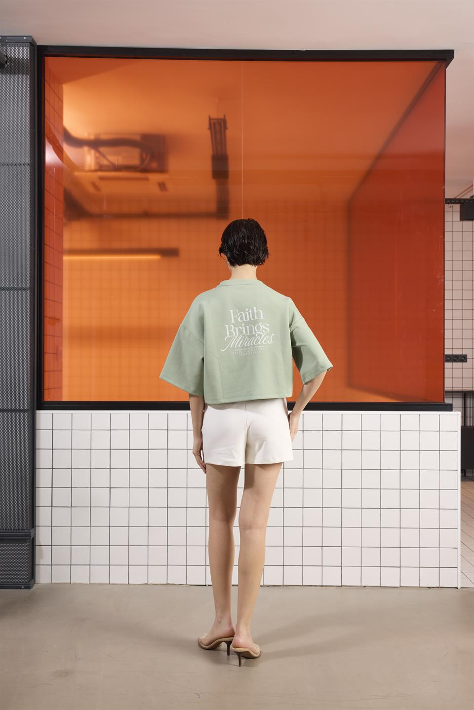 Arka Baskı Detaylı Kadın Crop T-Shirt