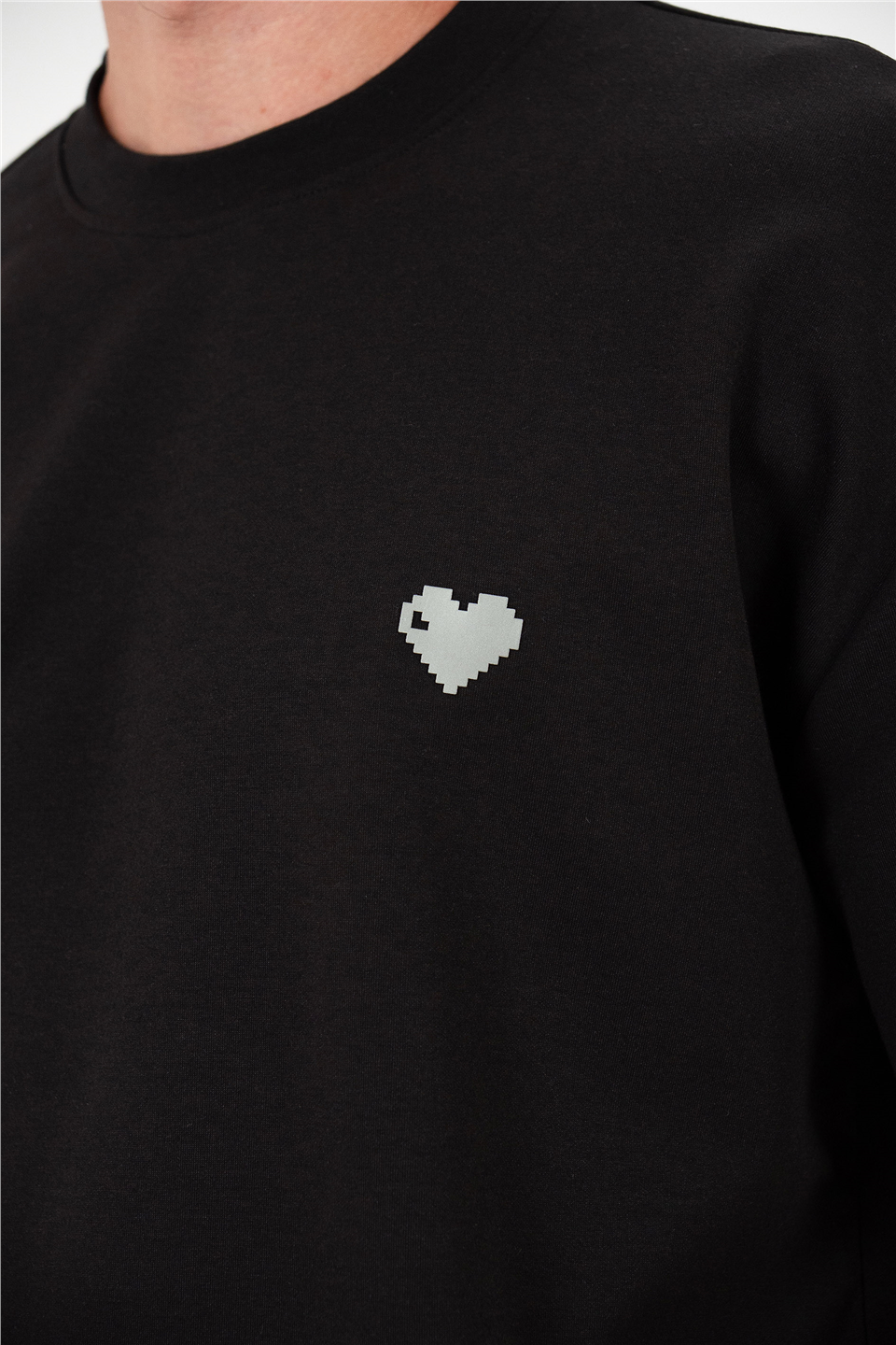 Bisiklet Yaka Göğsü Piksel Kalp Baskılı Erkek T-Shirt