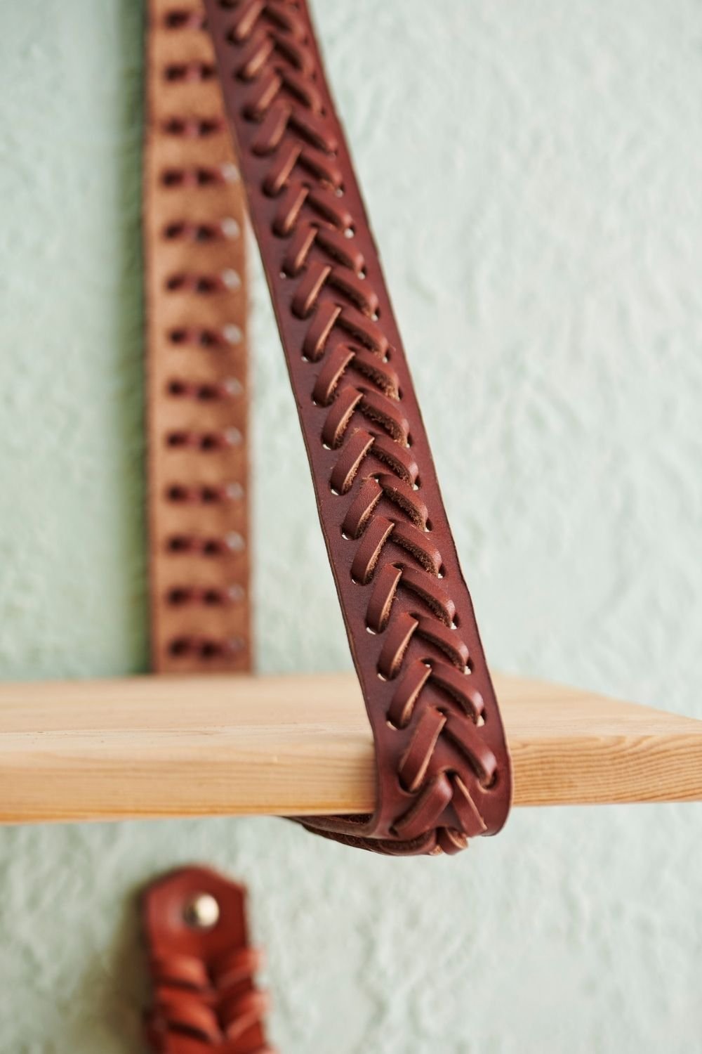 Gardin Leather-Deri Kemer Ahşap Raf-Duvar Rafı-2-Milagron.com