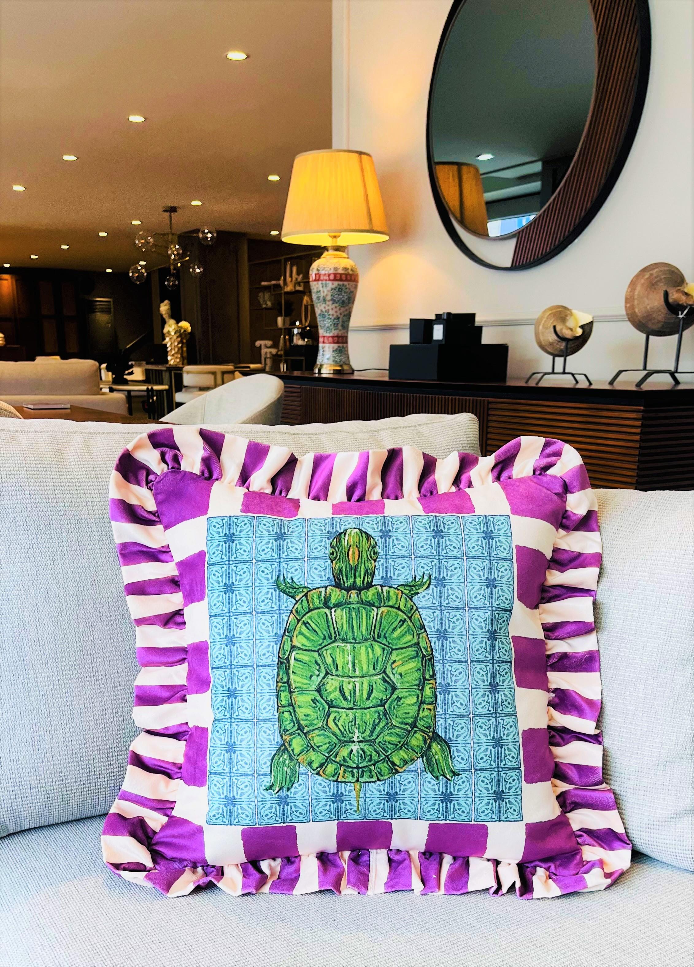 Caretta Caretta Desenli Mor Kadife Kırlent Kılıfı - Hope Serisi Özel Tasarım Fırfırlı