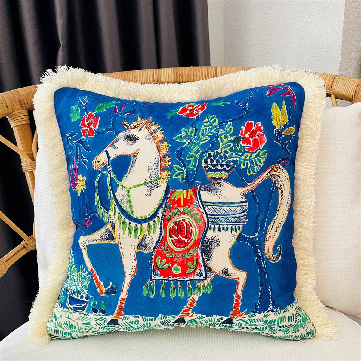 Dekoratif Beyaz At Desenli Kadife Kırlent Kılıfı ( 45 cm x 45 cm )