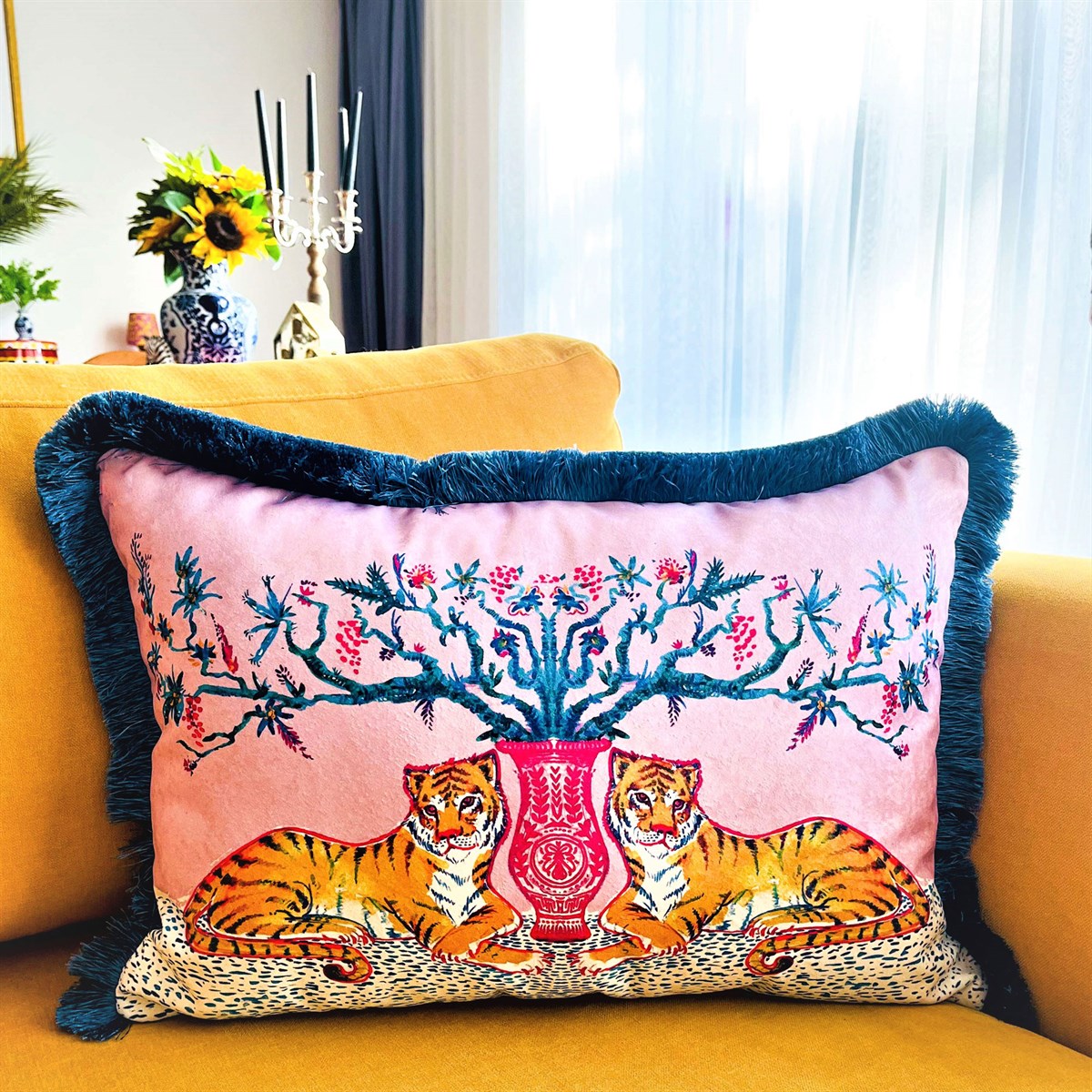 Dekoratif Kaplan Desenli Pembe Kadife Kırlent Kılıfı ( 40 x 60 cm )