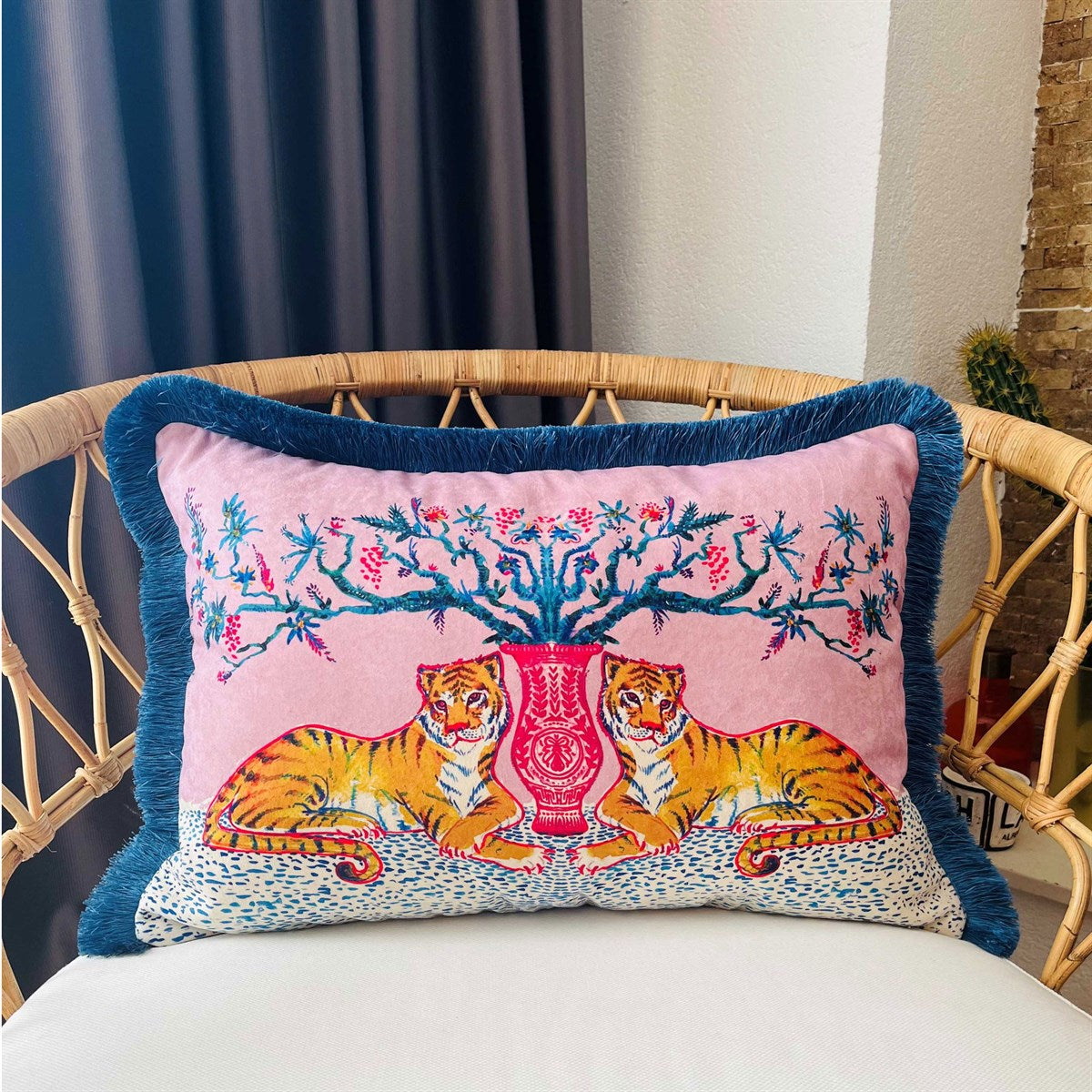 Dekoratif Kaplan Desenli Pembe Kadife Kırlent Kılıfı ( 40 x 60 cm )