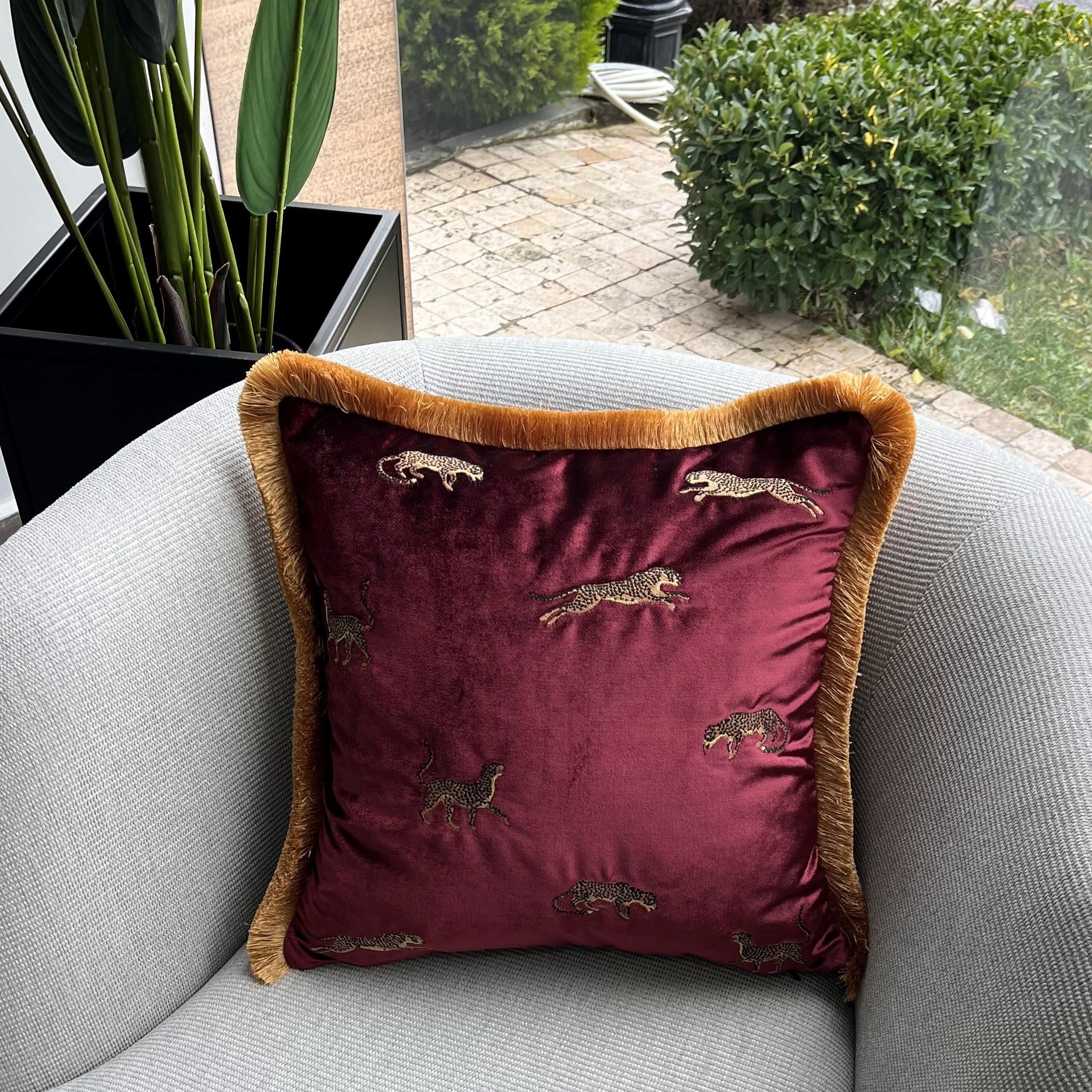 Dekoratif Leopar Desenli Bordo Kadife Kırlent Kılıfı 45 x 45 cm