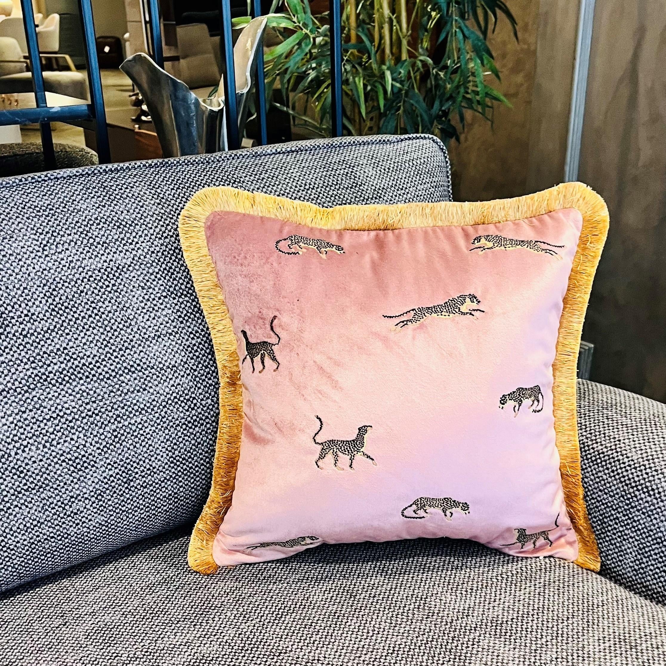 Dekoratif Leopar Desenli Pembe Kadife Kırlent Kılıfı 45 x 45 cm
