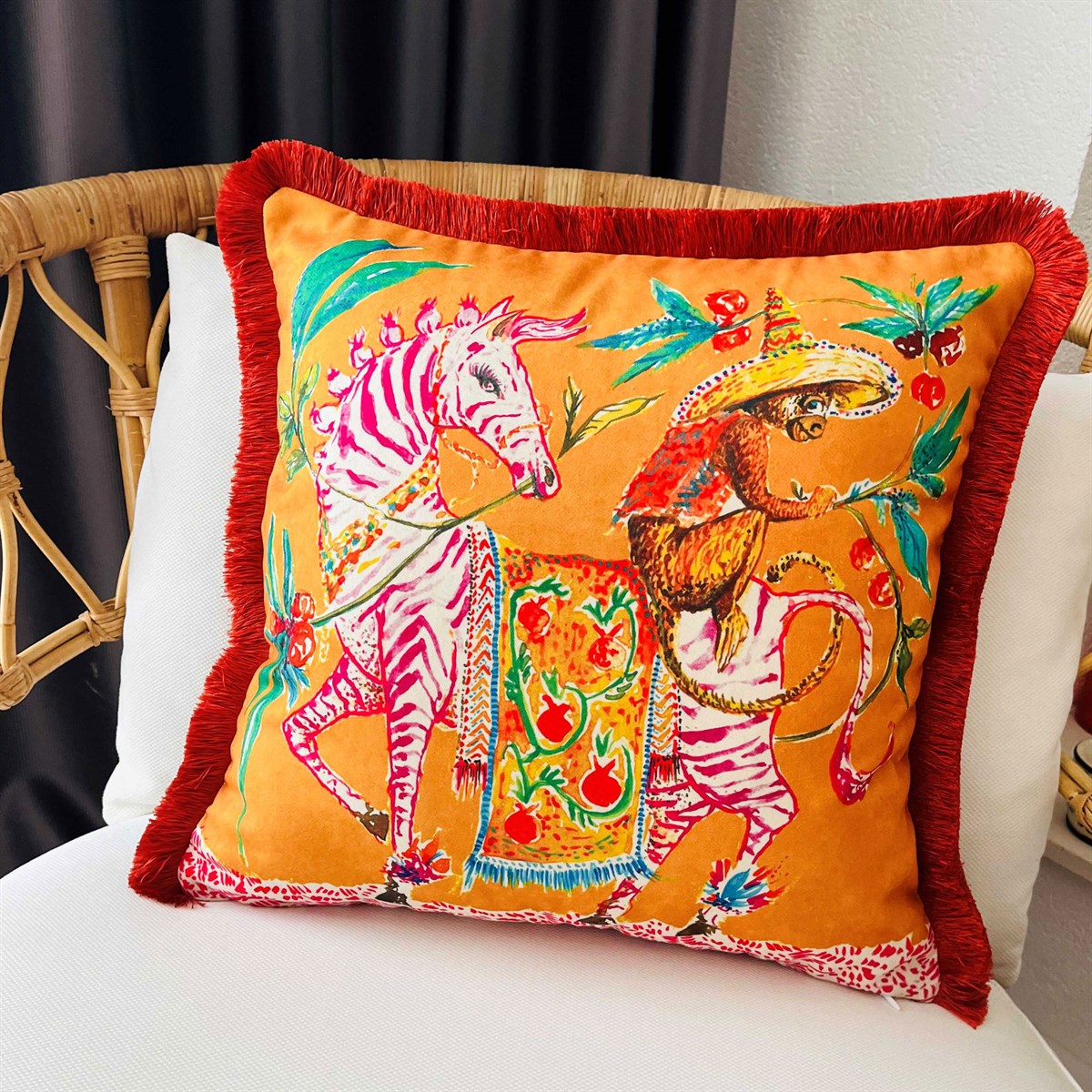 Dekoratif Pembe Zebra Desenli Kadife Kırlent Kılıfı ( 45 cm x 45 cm )