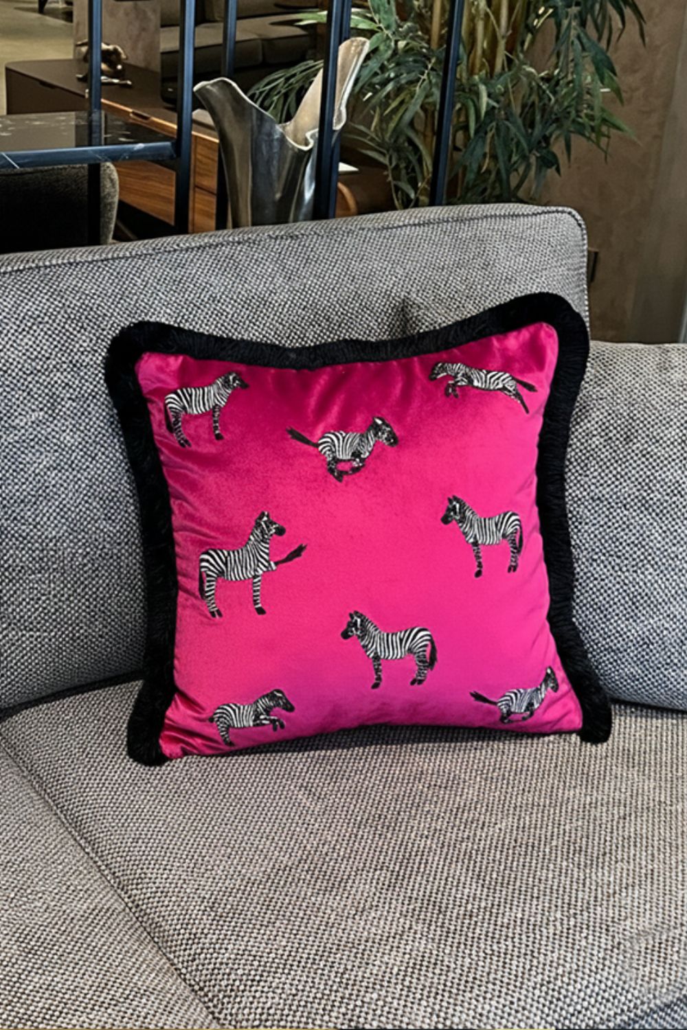 Ge Living-Dekoratif Zebra Desenli Fuşya Kadife Kırlent Kılıfı 45 X 45 Cm-Kırlent Kılıfı-2-Milagron.com