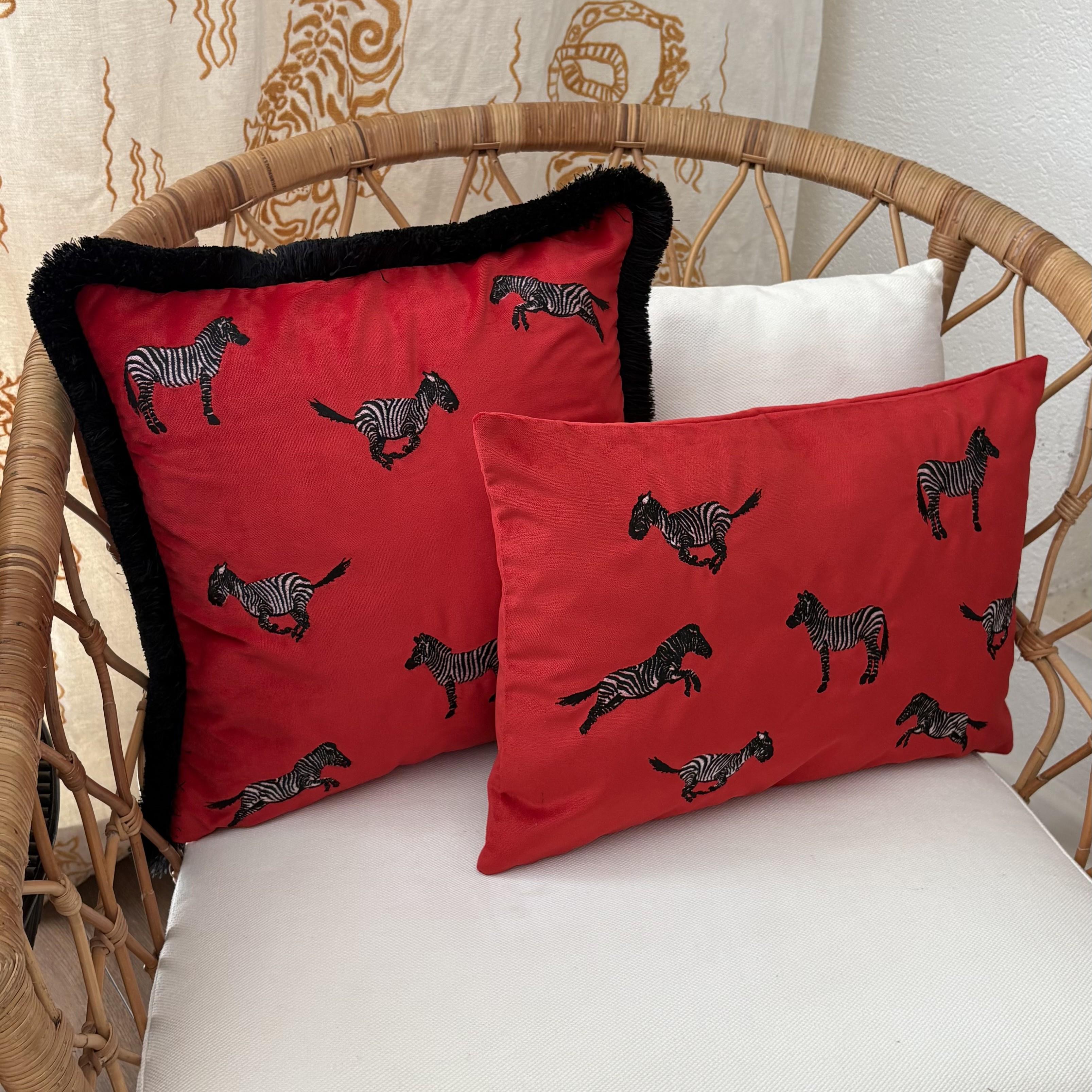 Dekoratif Zebra Desenli Kırmızı Kadife Kırlent Kılıfı