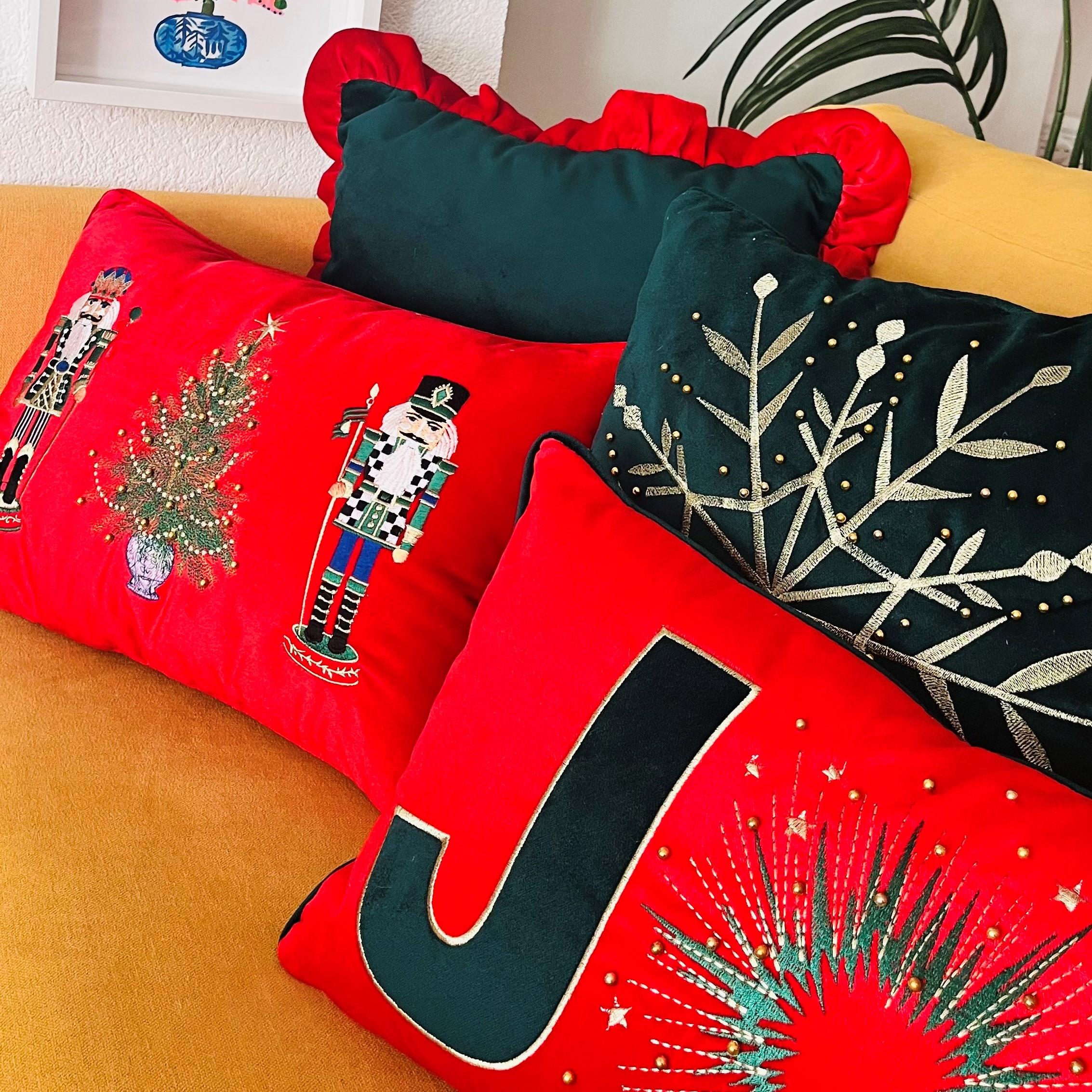 Kurşun Asker Desenli Kırmızı Kadife Kırlent Kılıfı 35 x 50
