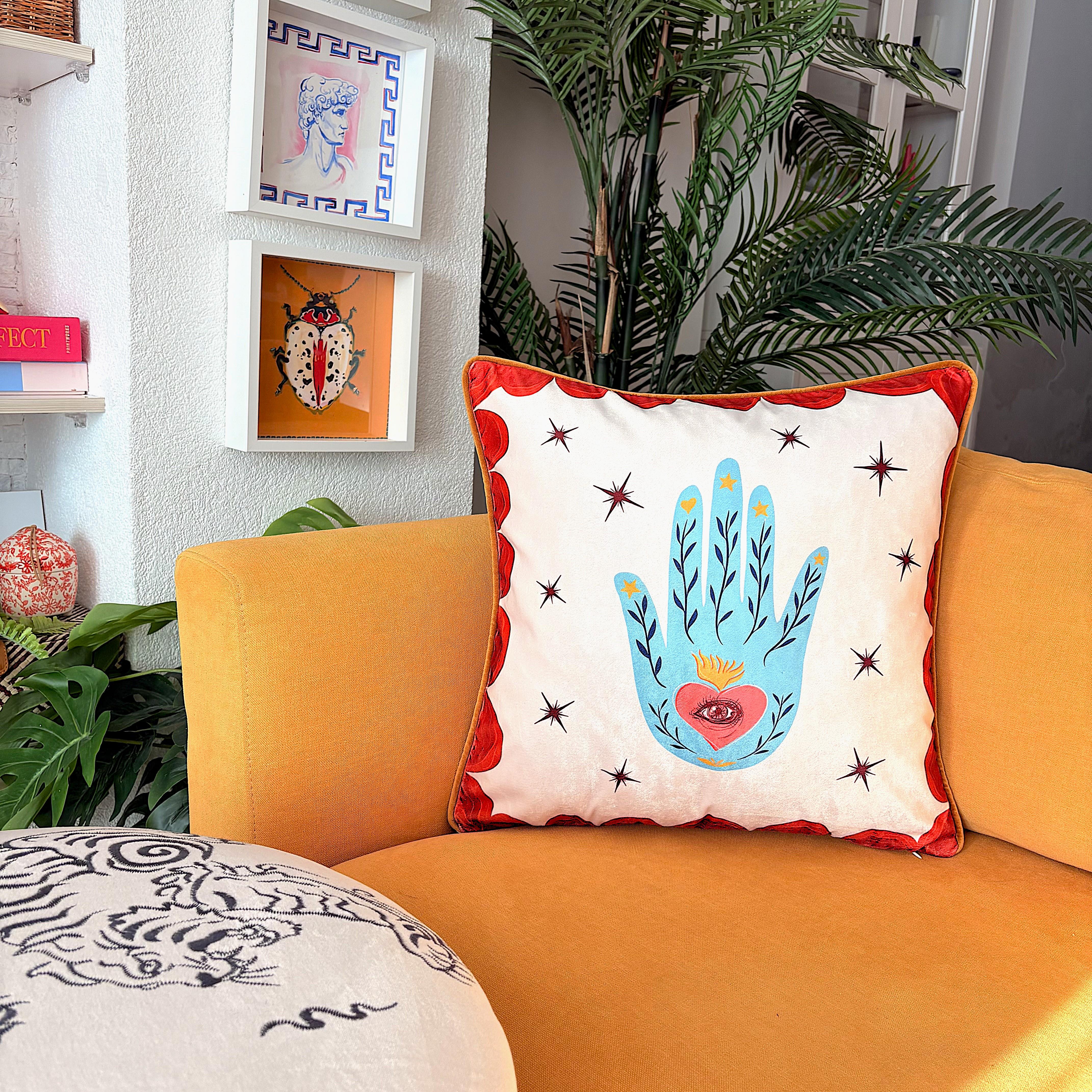 Mistik El ve Göz Desenli Kadife Yastık Kılıfı – 50x50 cm – Boho Dekoratif Kırlent Kılıfı