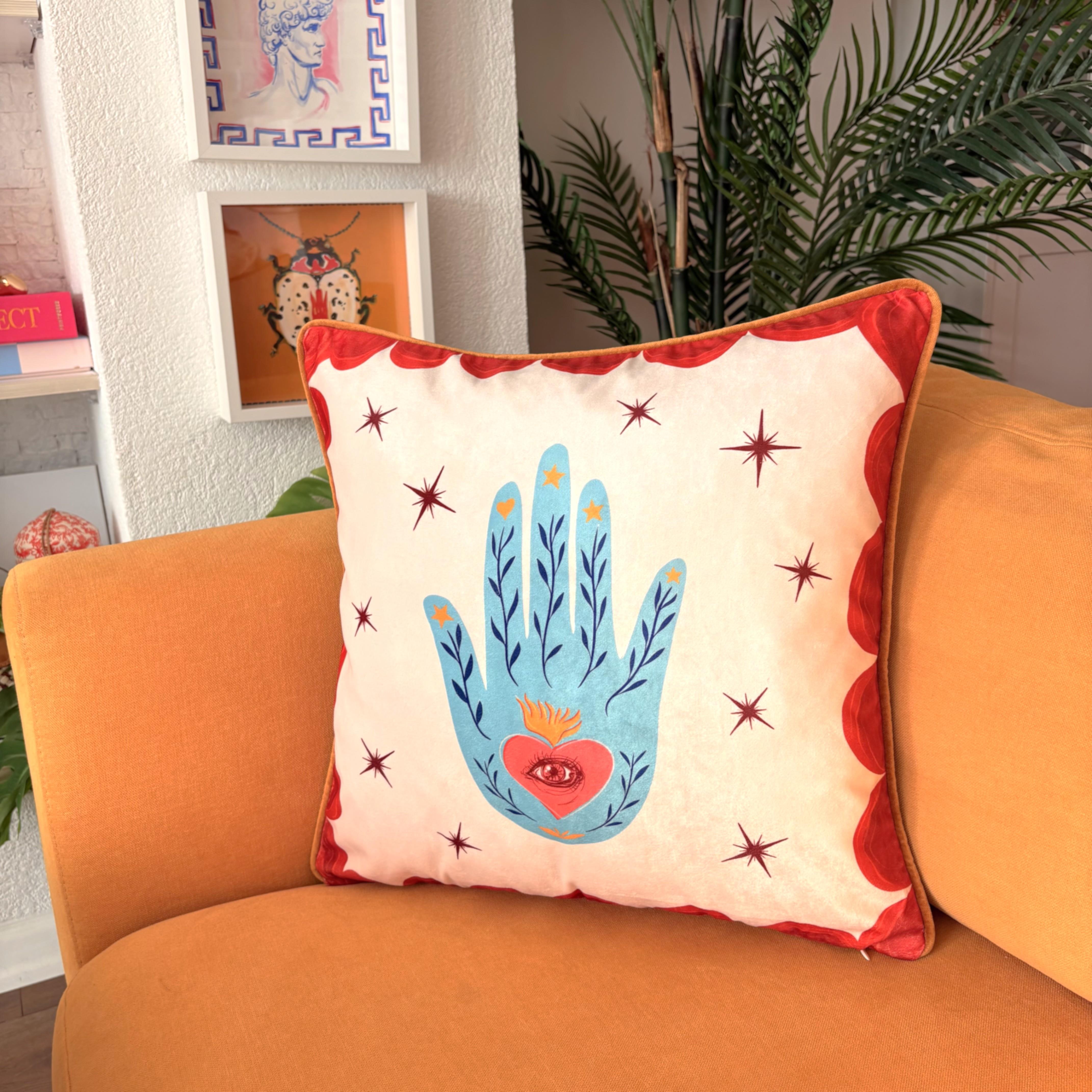 Mistik El ve Göz Desenli Kadife Yastık Kılıfı – 50x50 cm – Boho Dekoratif Kırlent Kılıfı