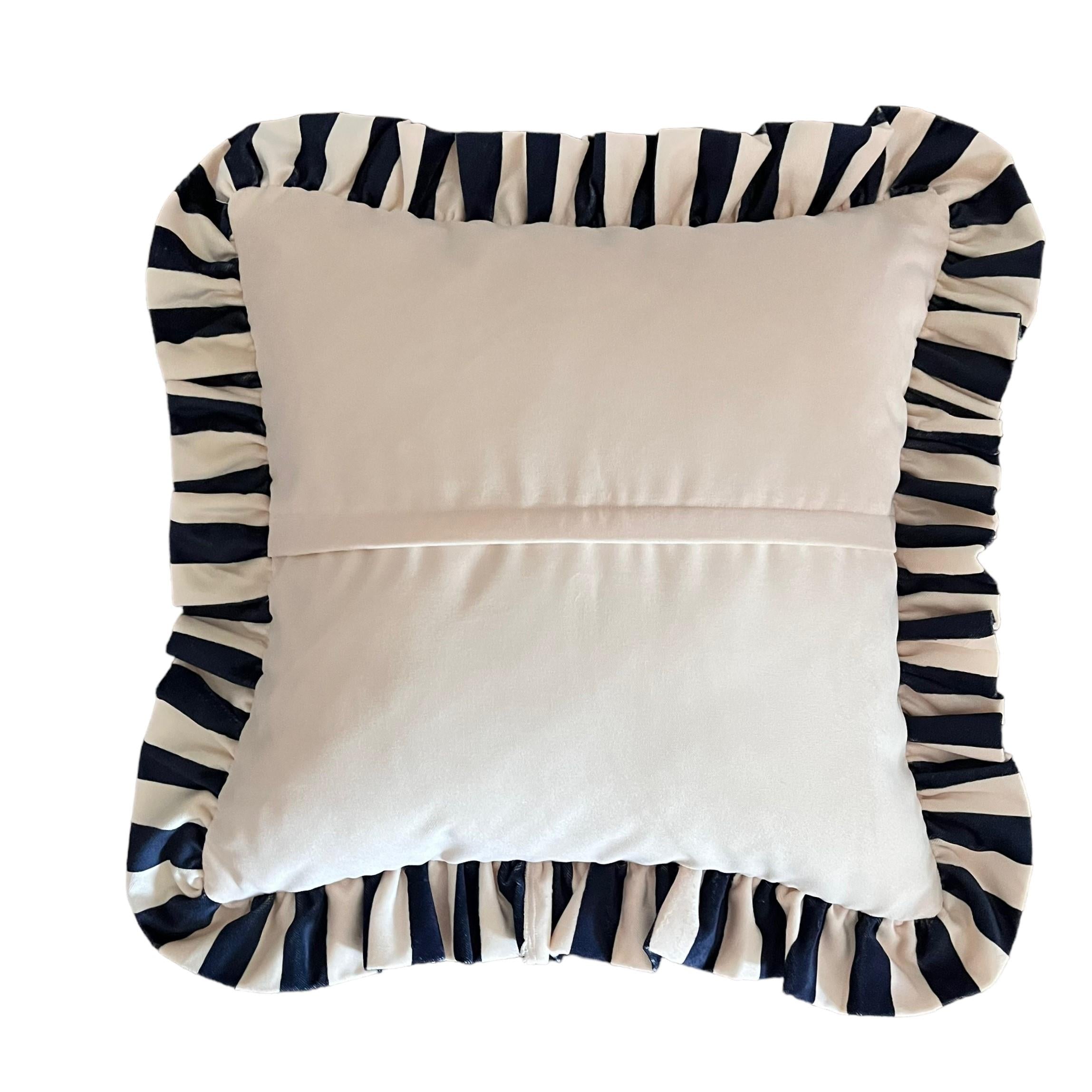 Yusufcuk Desenli Lacivert Kadife Kırlent Kılıfı - Hope Serisi Özel Tasarım Fırfırlı