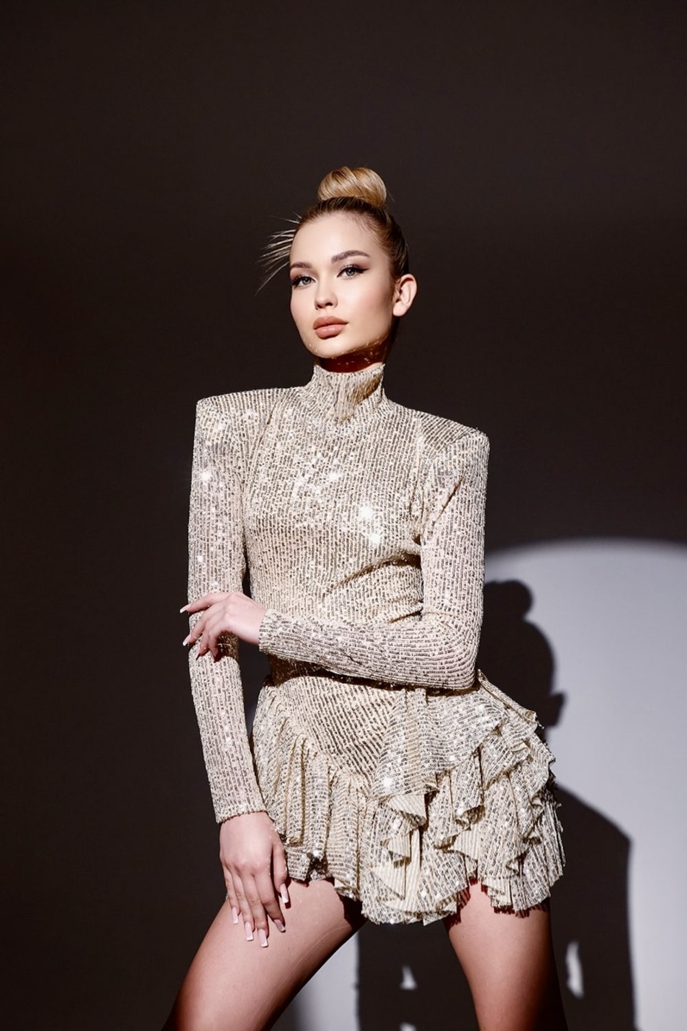 Gira Official-Gümüş&bej Payetli Boğazlı Volan Detaylı Mini Elbise-Elbise-1-Milagron.com