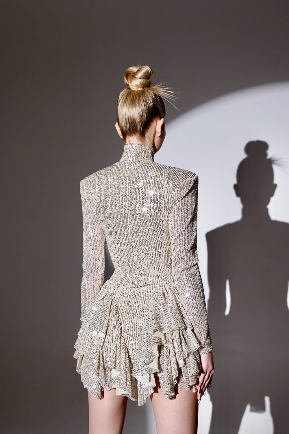 Gira Official-Gümüş&bej Payetli Boğazlı Volan Detaylı Mini Elbise-Elbise-2-Milagron.com