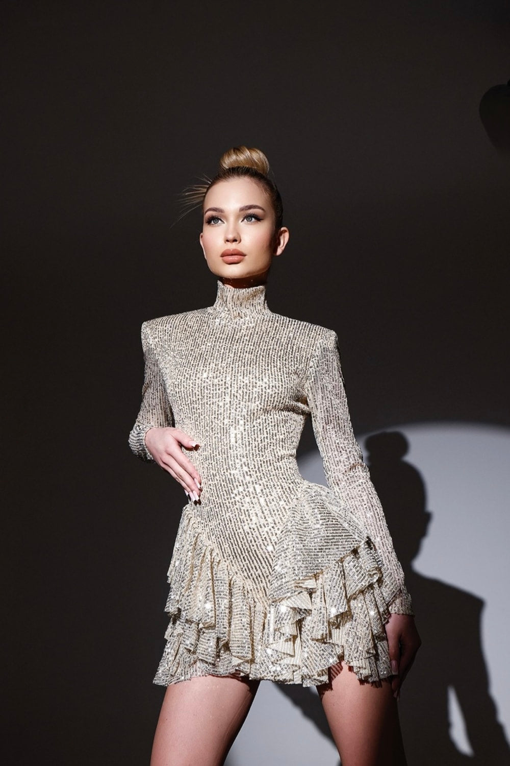 Gira Official-Gümüş&bej Payetli Boğazlı Volan Detaylı Mini Elbise-Elbise-5-Milagron.com