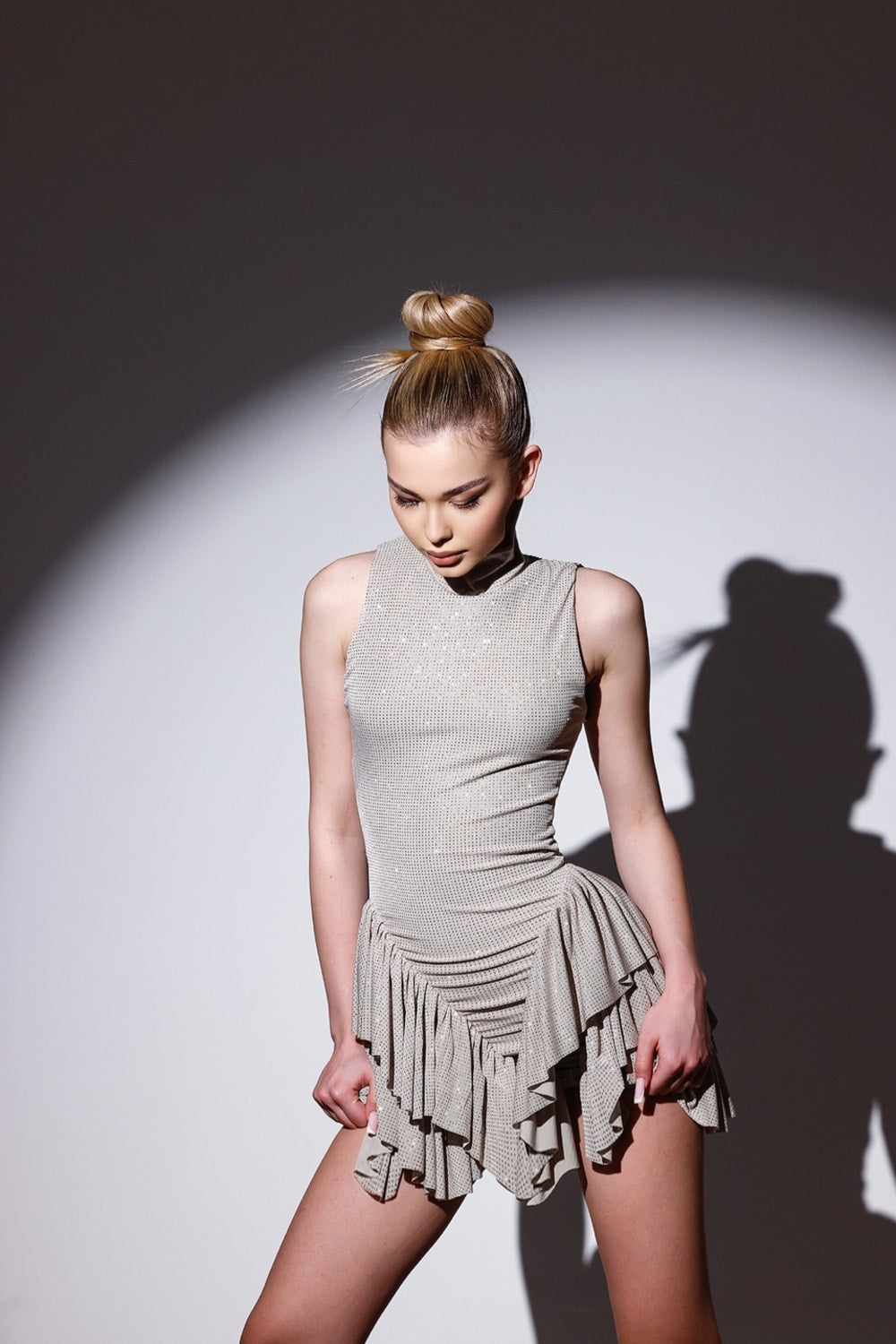 Gira Official-Krem Rengi Simli Boğazlı Kolsuz Volan Detaylı Mini Elbise-Elbise-7-Milagron.com