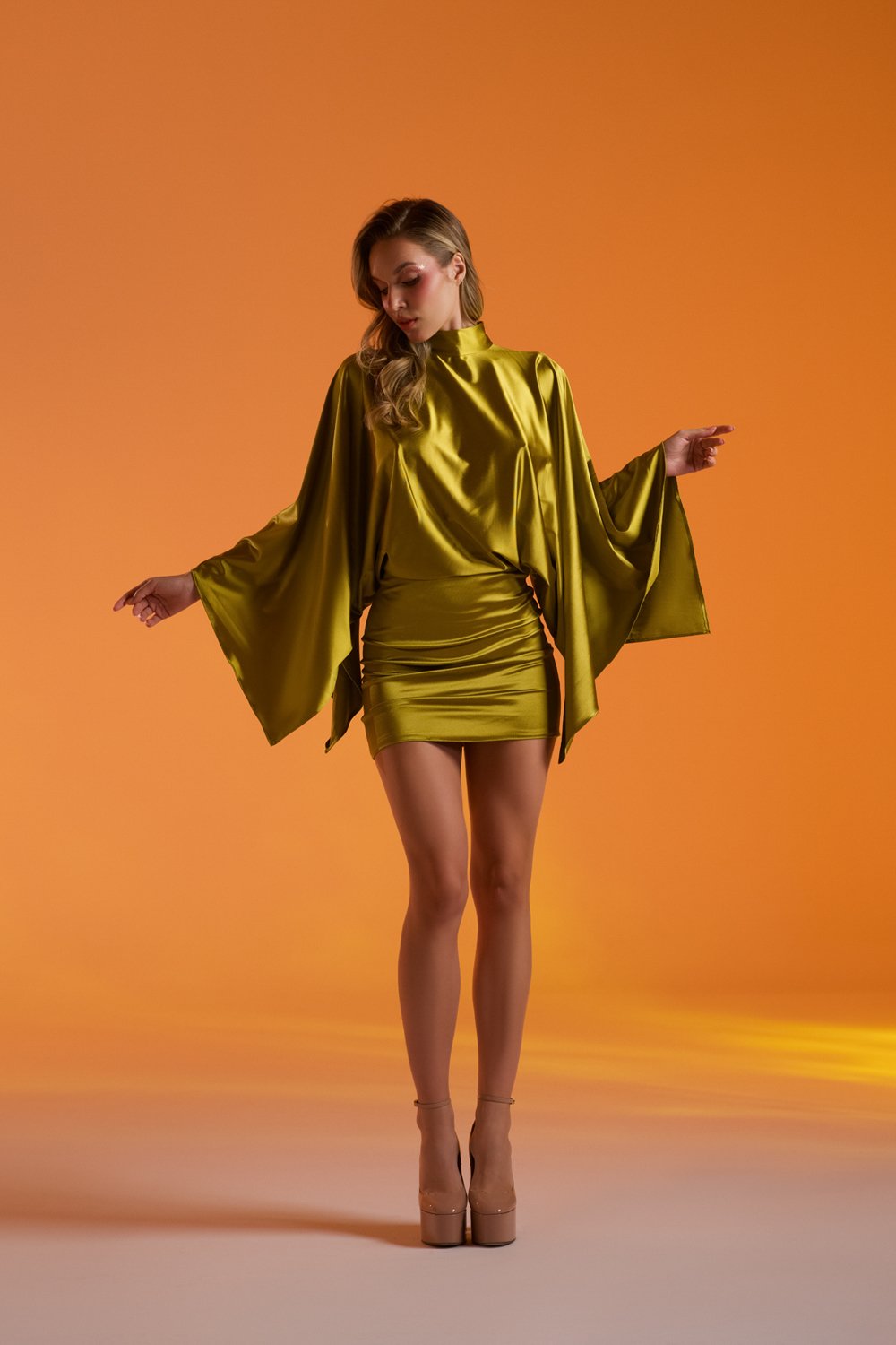 Gira Official-Yağ Yeşili Saten Pencere Detaylı Mini Elbise-Elbise-1-Milagron.com