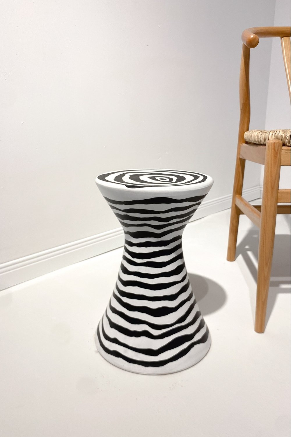 Hamdeko-Luna Seramik Sehpa Siyah Beyaz Çizgili-Sehpa-1-Milagron.com