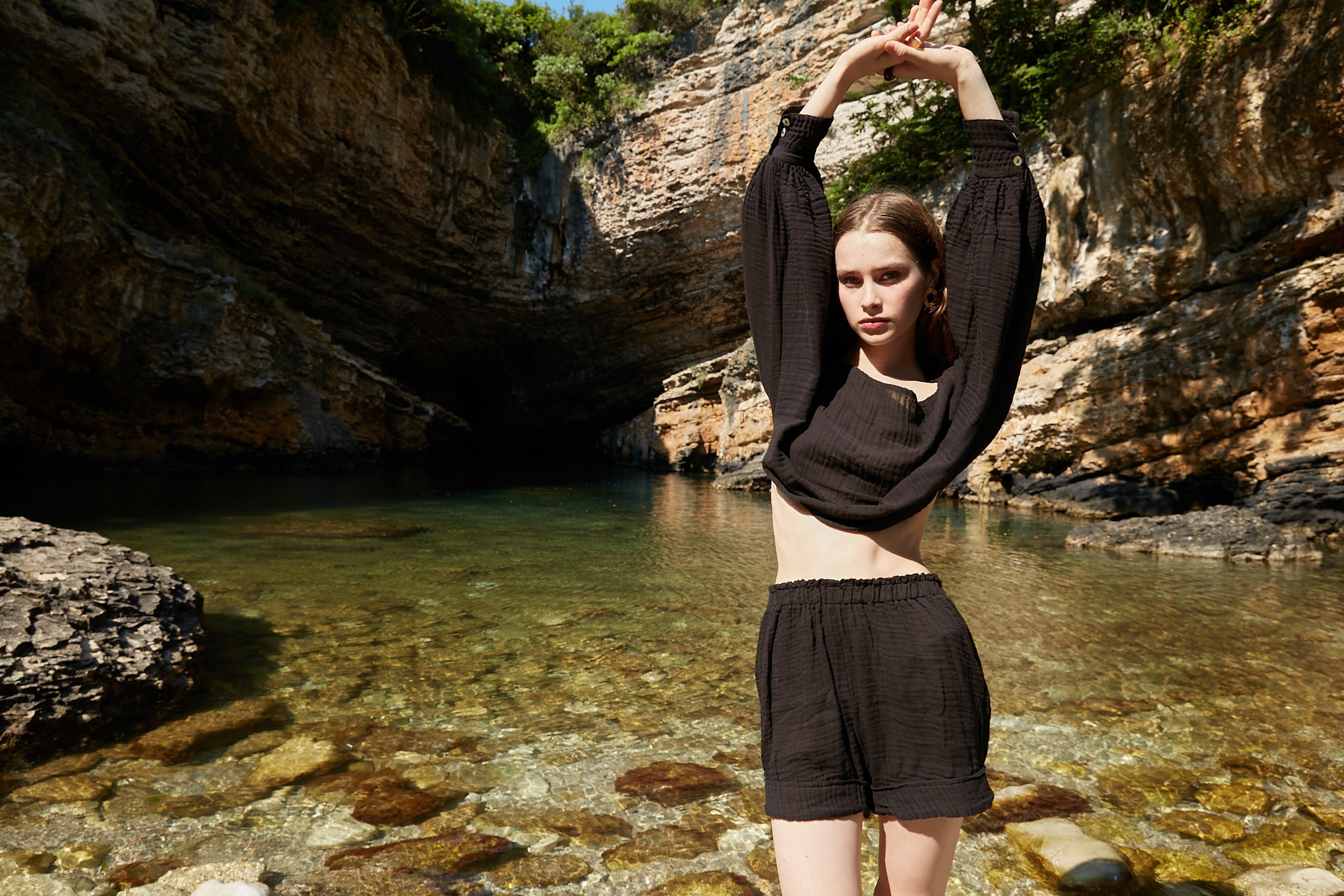 Handarte Los Angeles-Manşetli Siyah Müslin Crop-Crop Top-5-Milagron.com