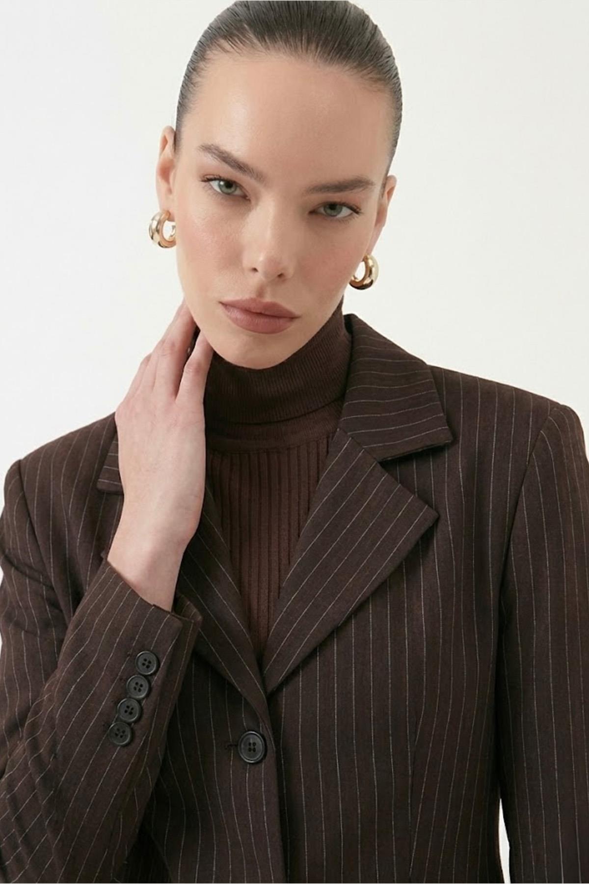 Belden Oturmalı Çizgili Fit Kesim Karen Blazer Ceket Kahve