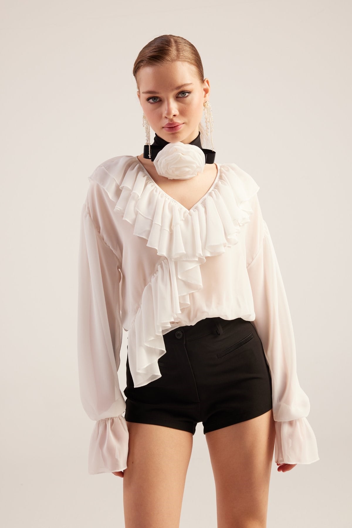 Fırfırlı Güllü Choker Aksesuarlı Şifon Sassy Gömlek Beyaz