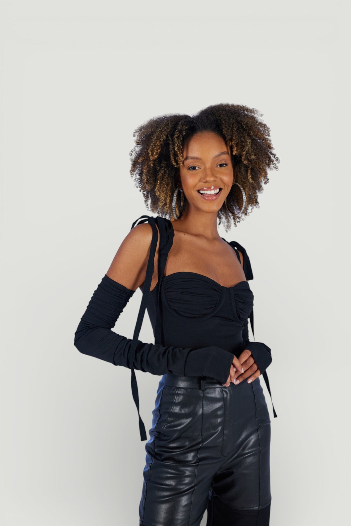 Holly Lolly-Fiyonk Bağlamalı Bodysuit – Si̇yah-Bluz-3-Milagron.com