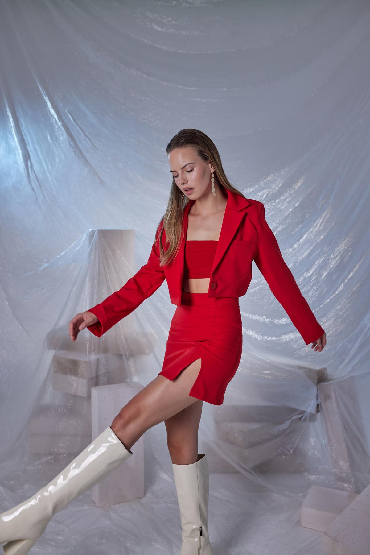 Vatkalı Atlas Kumaş Crop Model Panky Ceket Kırmızı