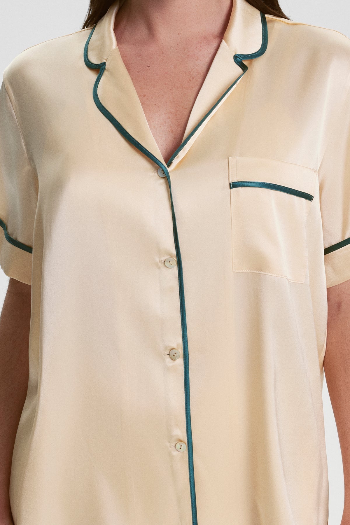 House Of Silk-Kişiselleştirilebilir İpek Şort Pijama Takımı Vanilya-Pijama Takımı-2-Milagron.com