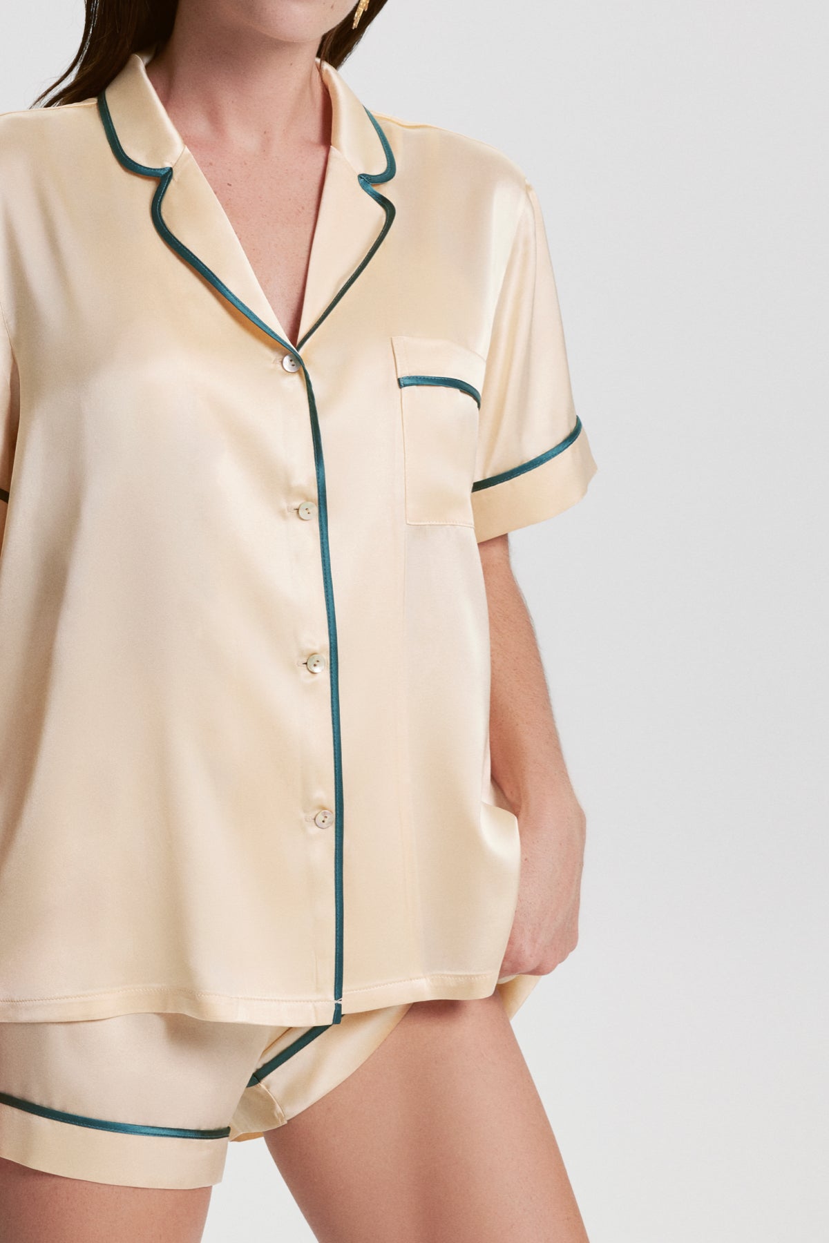 House Of Silk-Kişiselleştirilebilir İpek Şort Pijama Takımı Vanilya-Pijama Takımı-4-Milagron.com