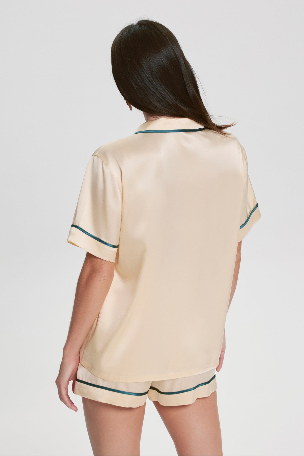 House Of Silk-Kişiselleştirilebilir İpek Şort Pijama Takımı Vanilya-Pijama Takımı-5-Milagron.com