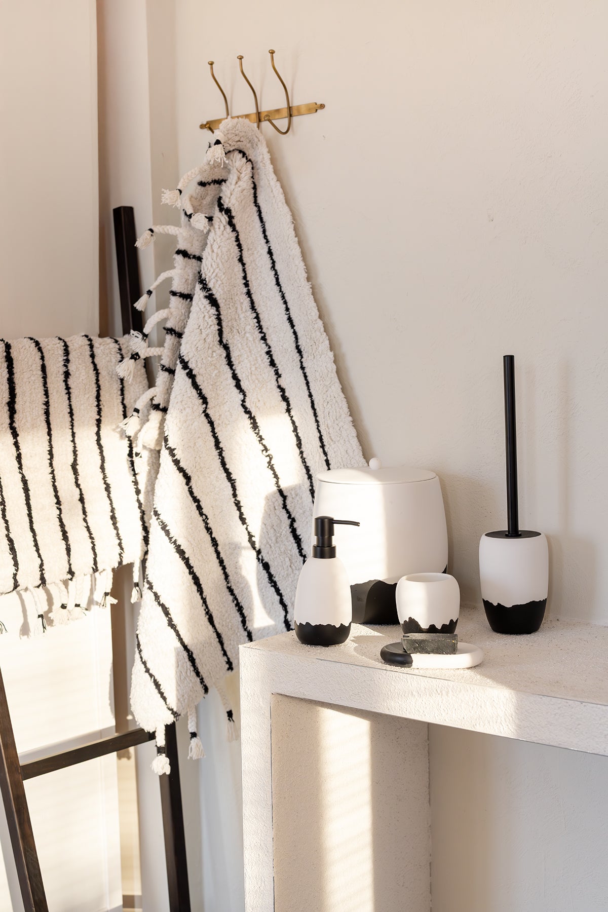 Irya-In Lines 2’li Takım Banyo Paspası %100 Pamuk 40x60 + 60x90 Siyah çizgili-Banyo Paspası-2-Milagron.com