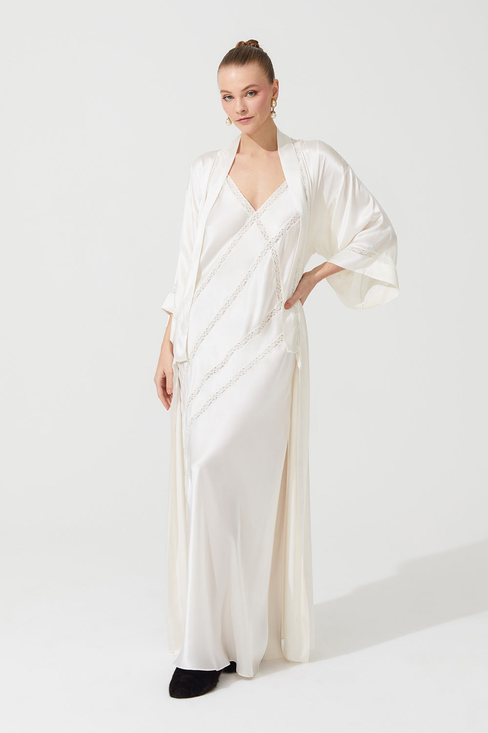 İpek Kıramer-Joy Silk Long Robe Ecru-Sabahlık-2-Milagron.com